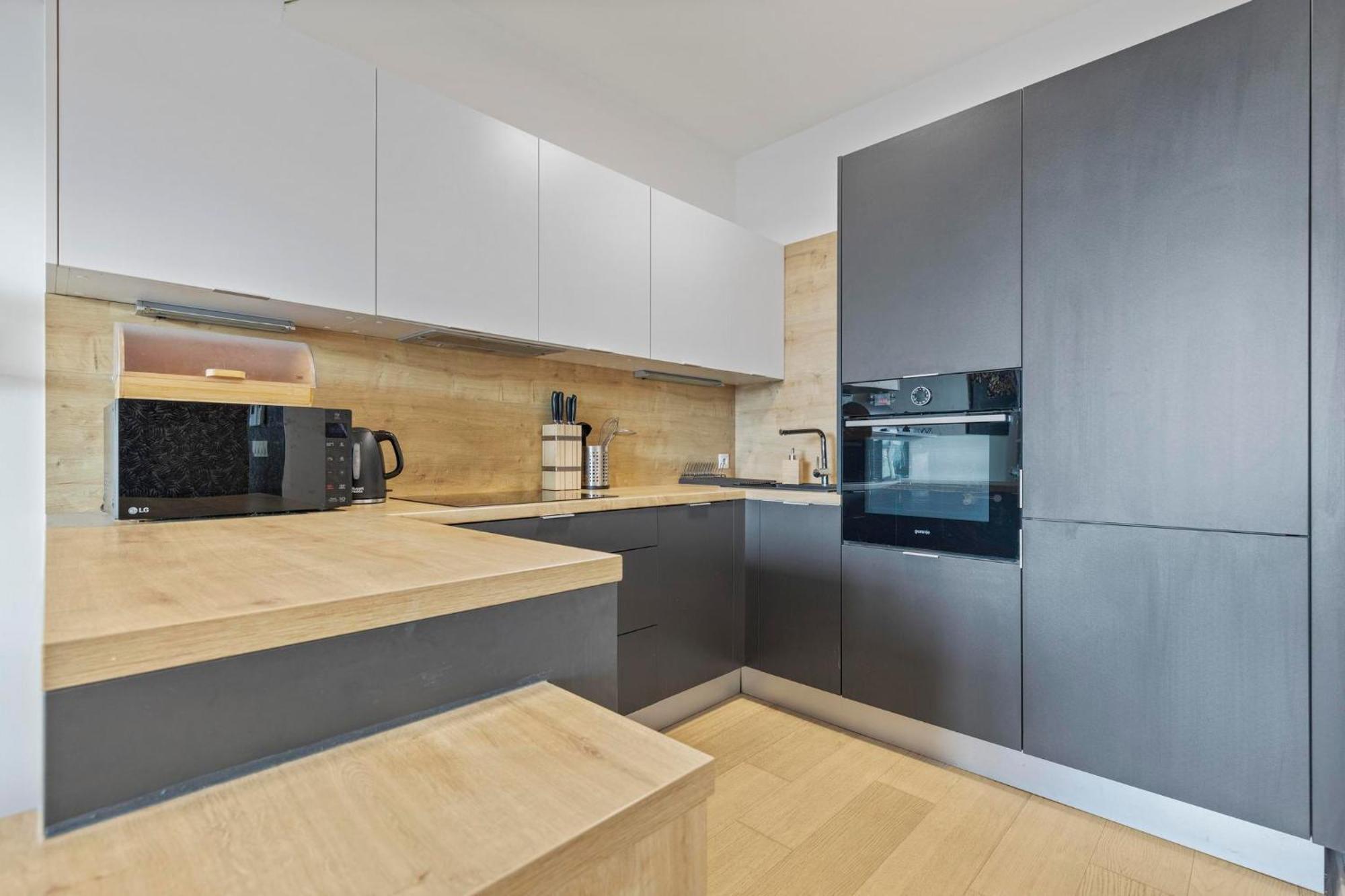 Panorama In Downtown Area With Free Parking And Castle View Bratislava