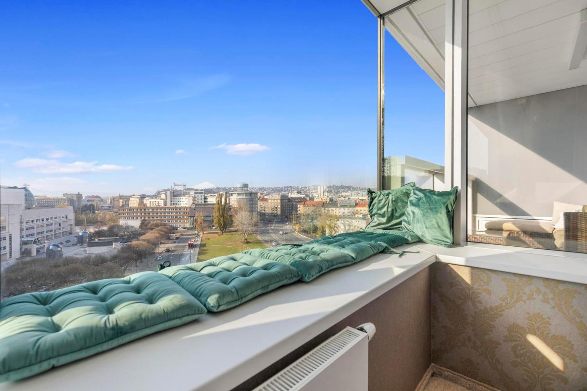 Panorama In Downtown Area With Free Parking And Castle View Apartment