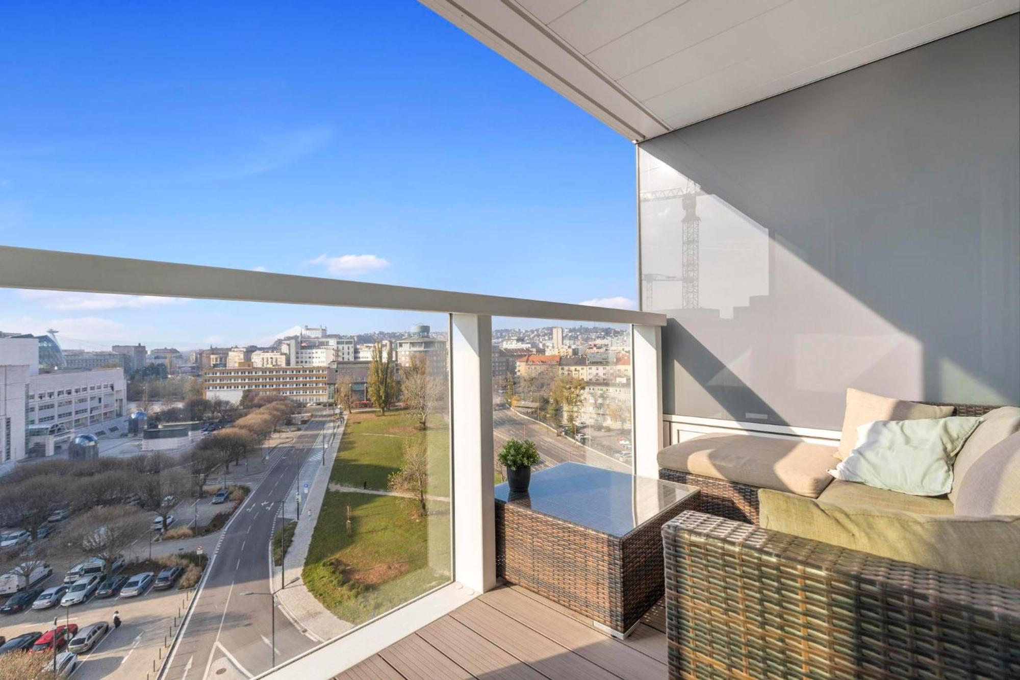 Panorama In Downtown Area With Free Parking And Castle View Apartment *