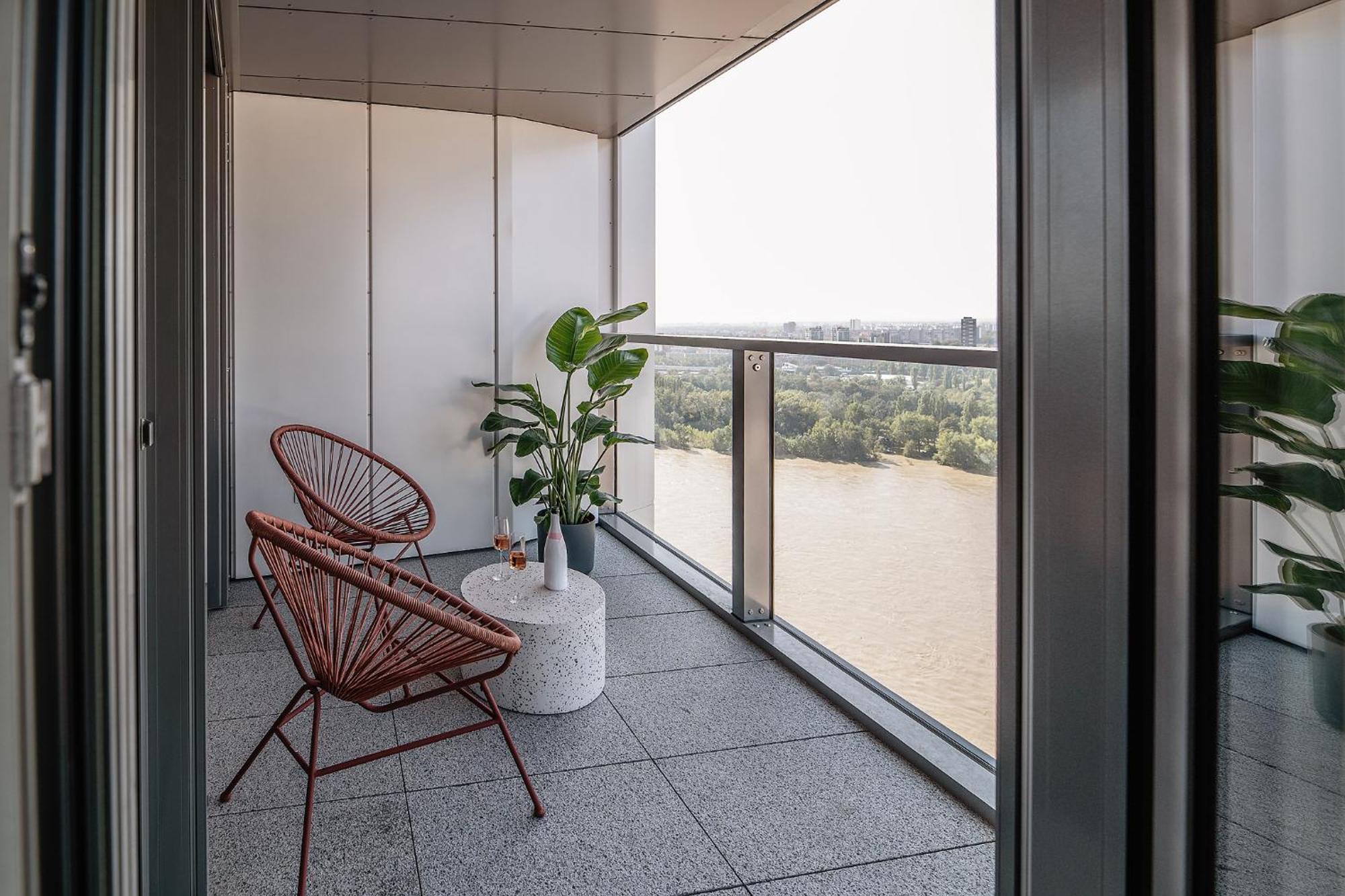 Premium Suite, River & Old Town View,free Parking