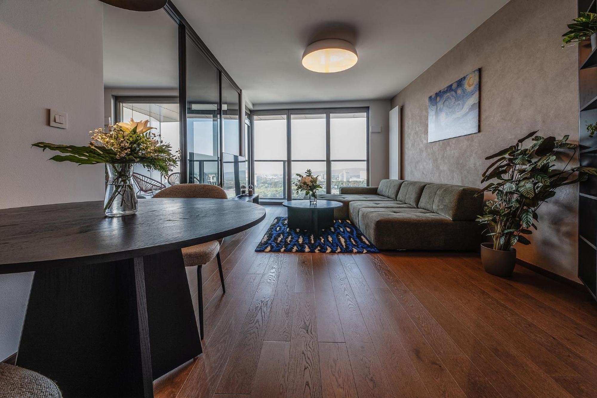 Premium Suite, River & Old Town View,free Parking Apartment