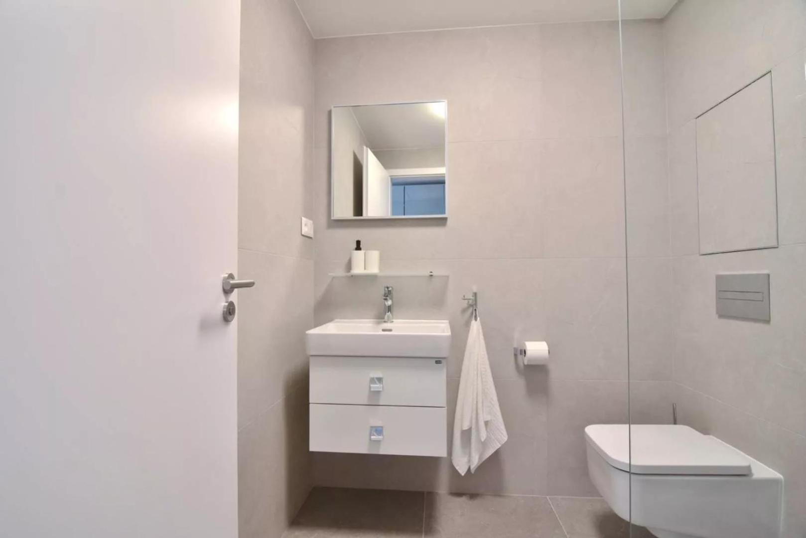 Bris Apartment, 1-2 Guests, Free Parking & Wifi, 4km Downtown, Bratislava