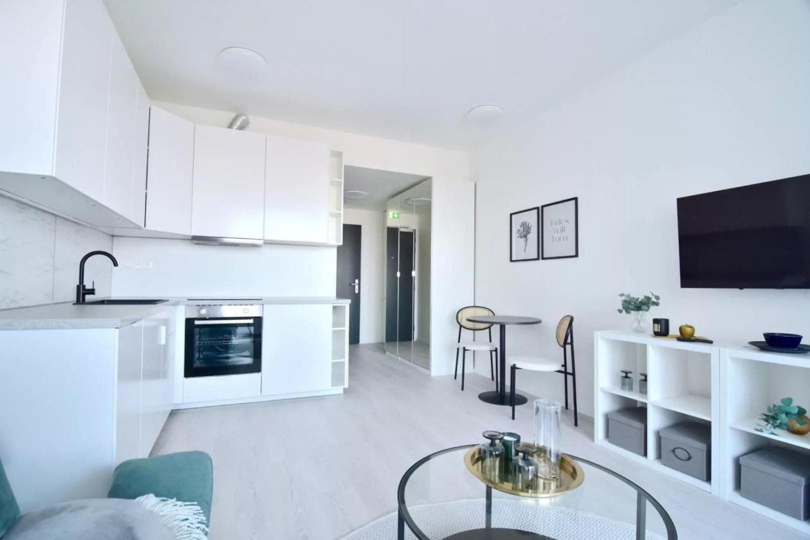 Apartment Bris Apartment, 1-2 Guests, Free Parking & Wifi, 4km Downtown,