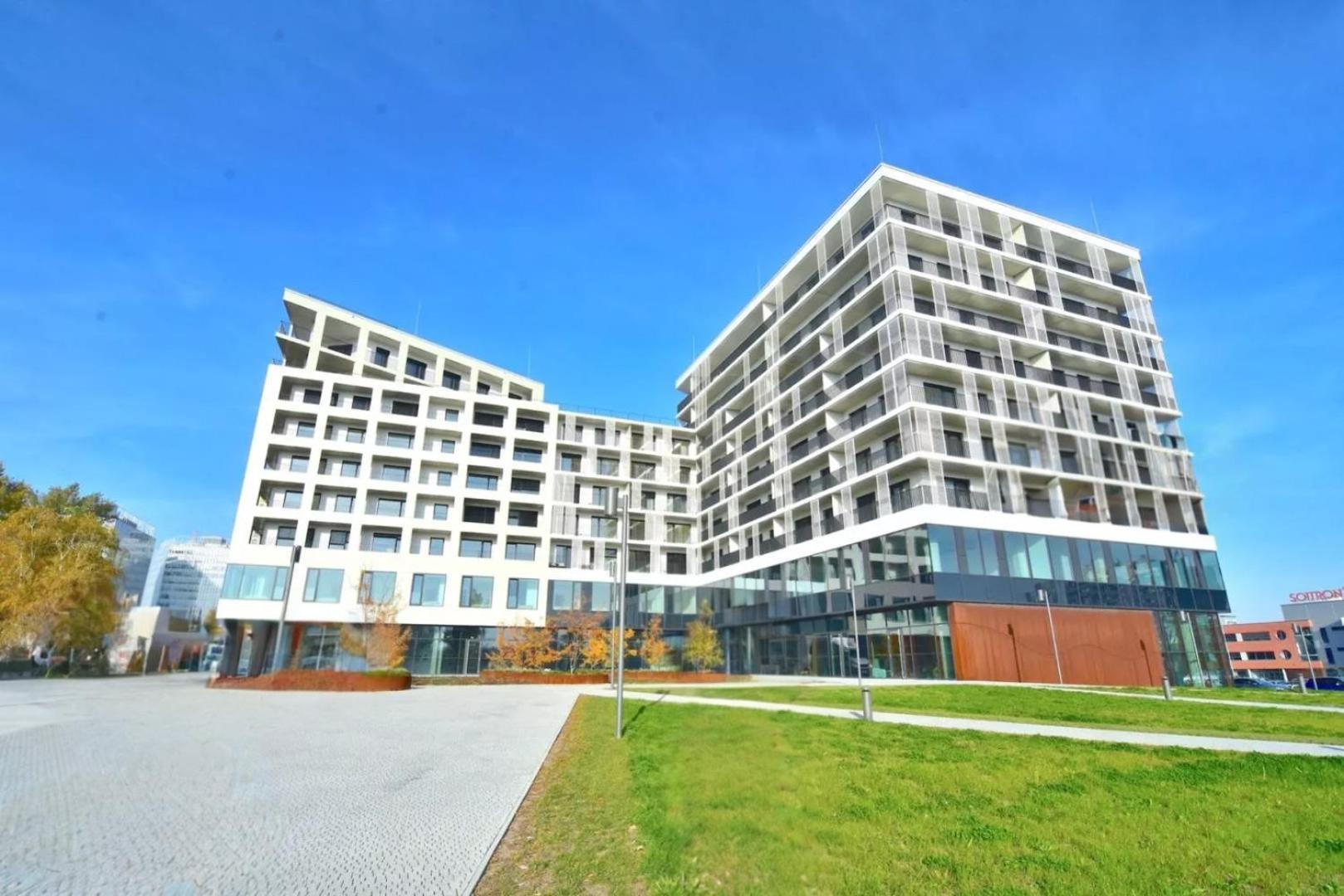 Bris Apartment, 1-2 Guests, Free Parking & Wifi, 4km Downtown, Apartment Bratislava