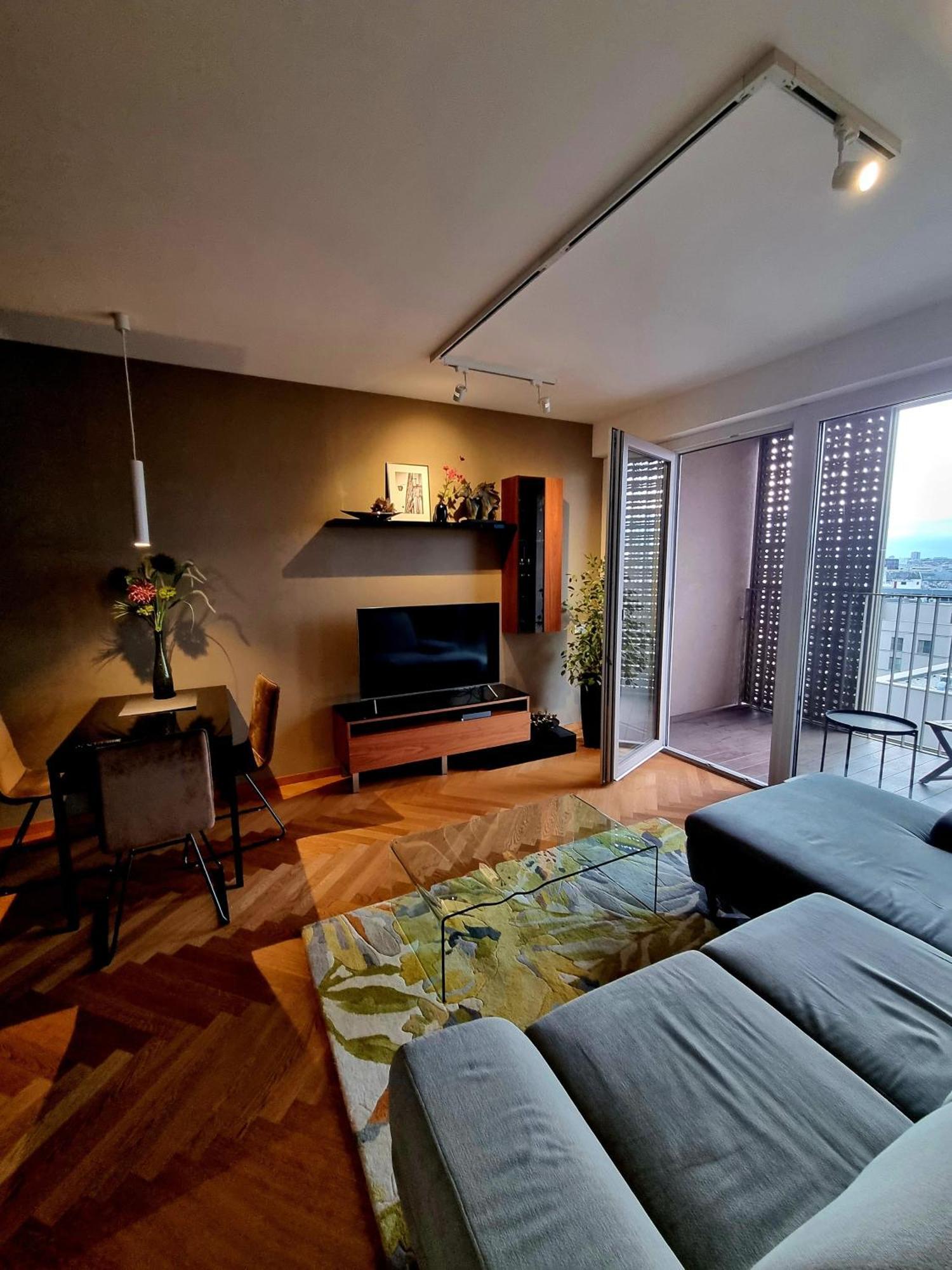Apartment View Free Parking *