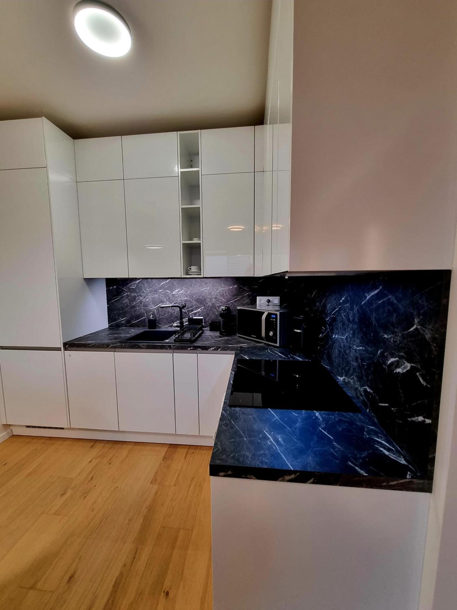 Apartment Brand New Luxury Flat, Big Balcony, Free Parking *