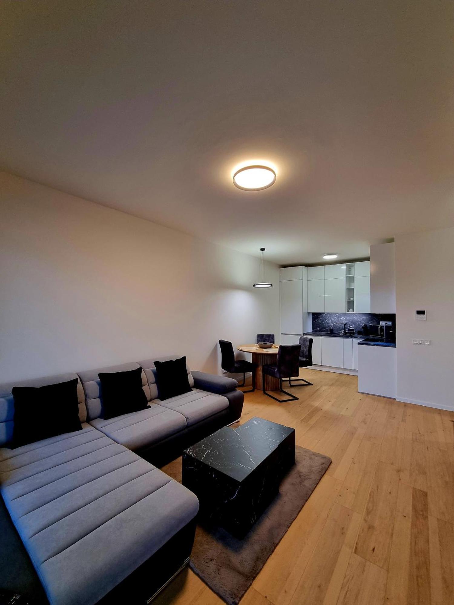 Apartment Brand New Luxury Flat, Big Balcony, Free Parking *