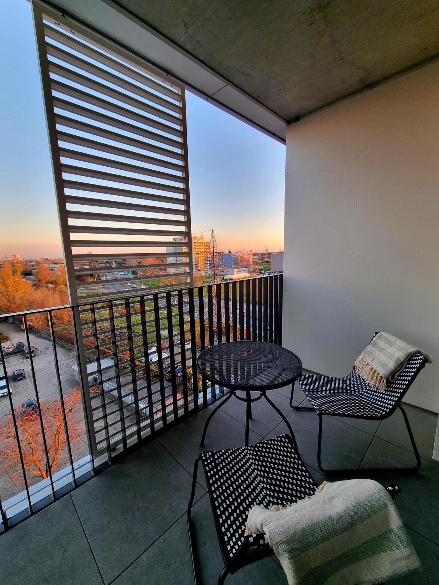 Apartment Brand New Luxury Flat, Big Balcony, Free Parking