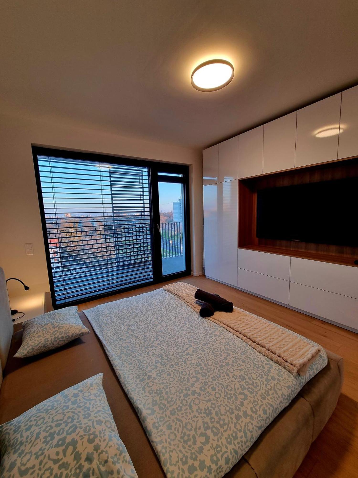 Brand New Luxury Flat, Big Balcony, Free Parking