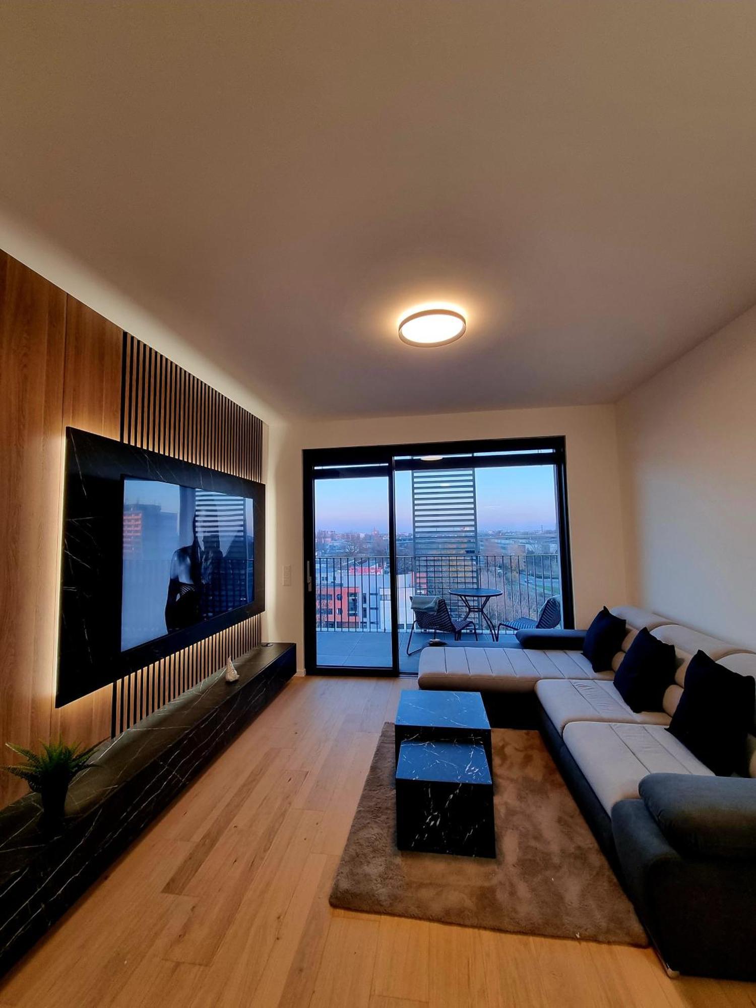 Apartment Brand New Luxury Flat, Big Balcony, Free Parking