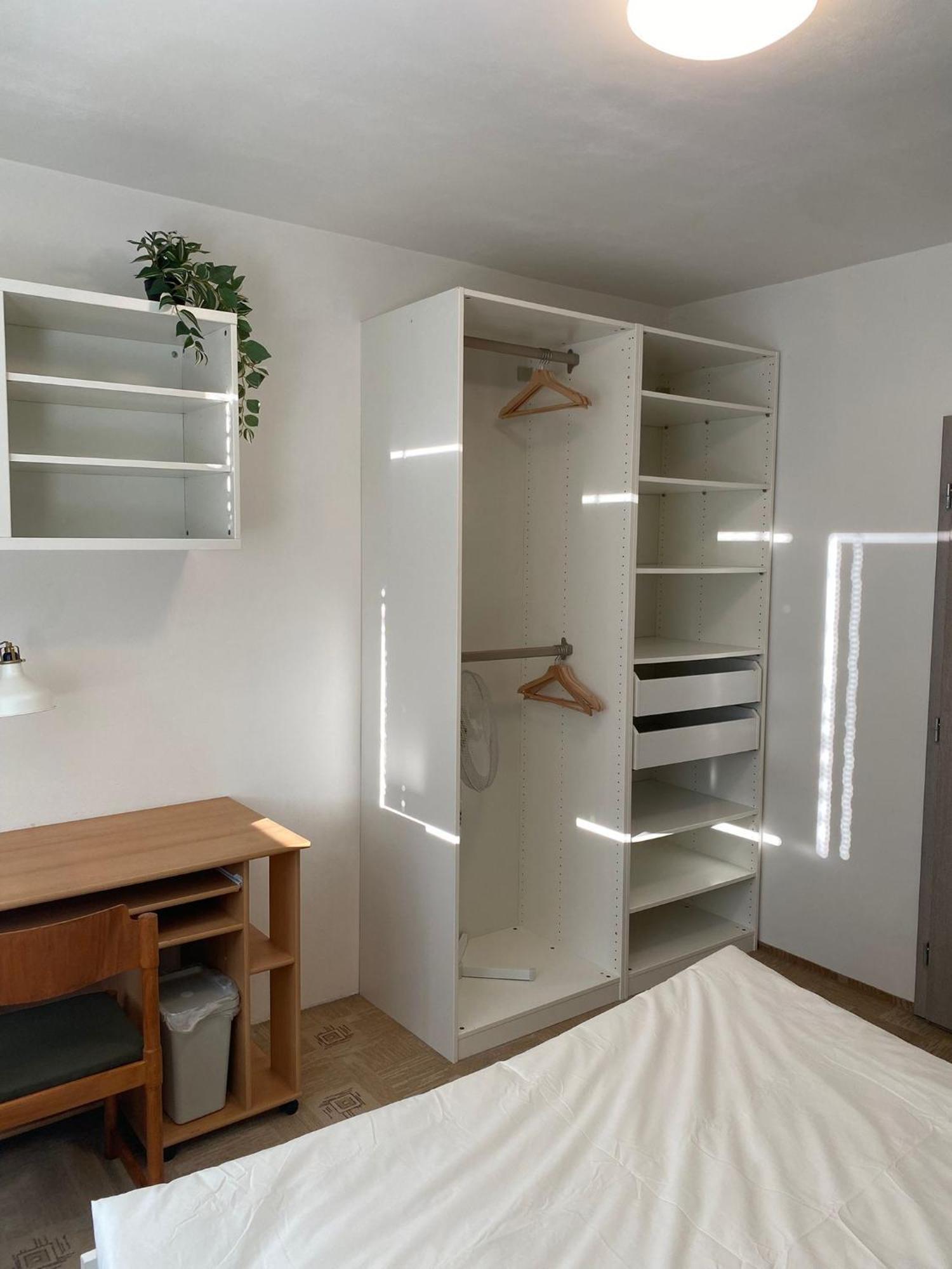 Cozy, Bright With Free Parking