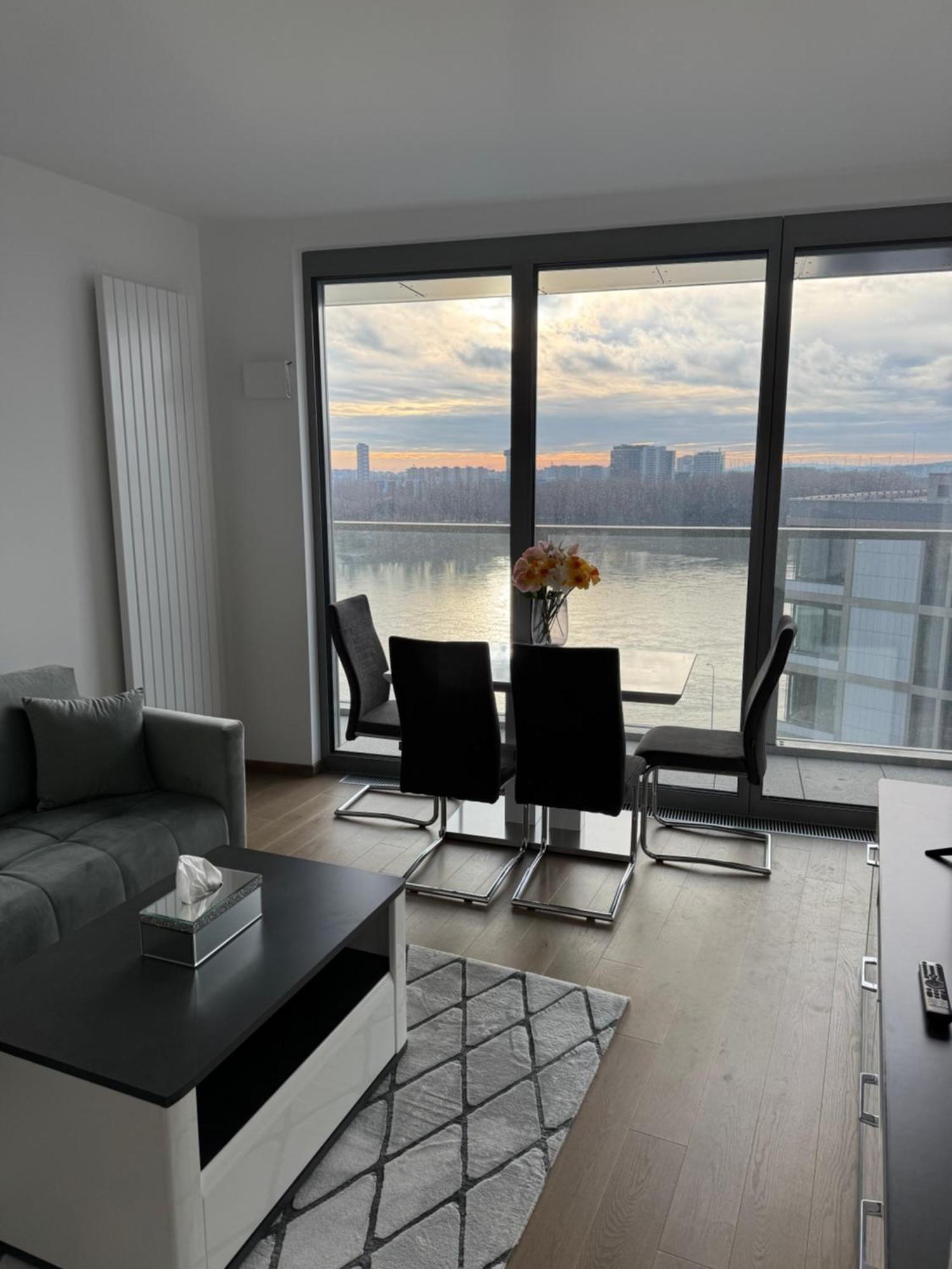 Apartment Eurovea Tower River View Down Town *