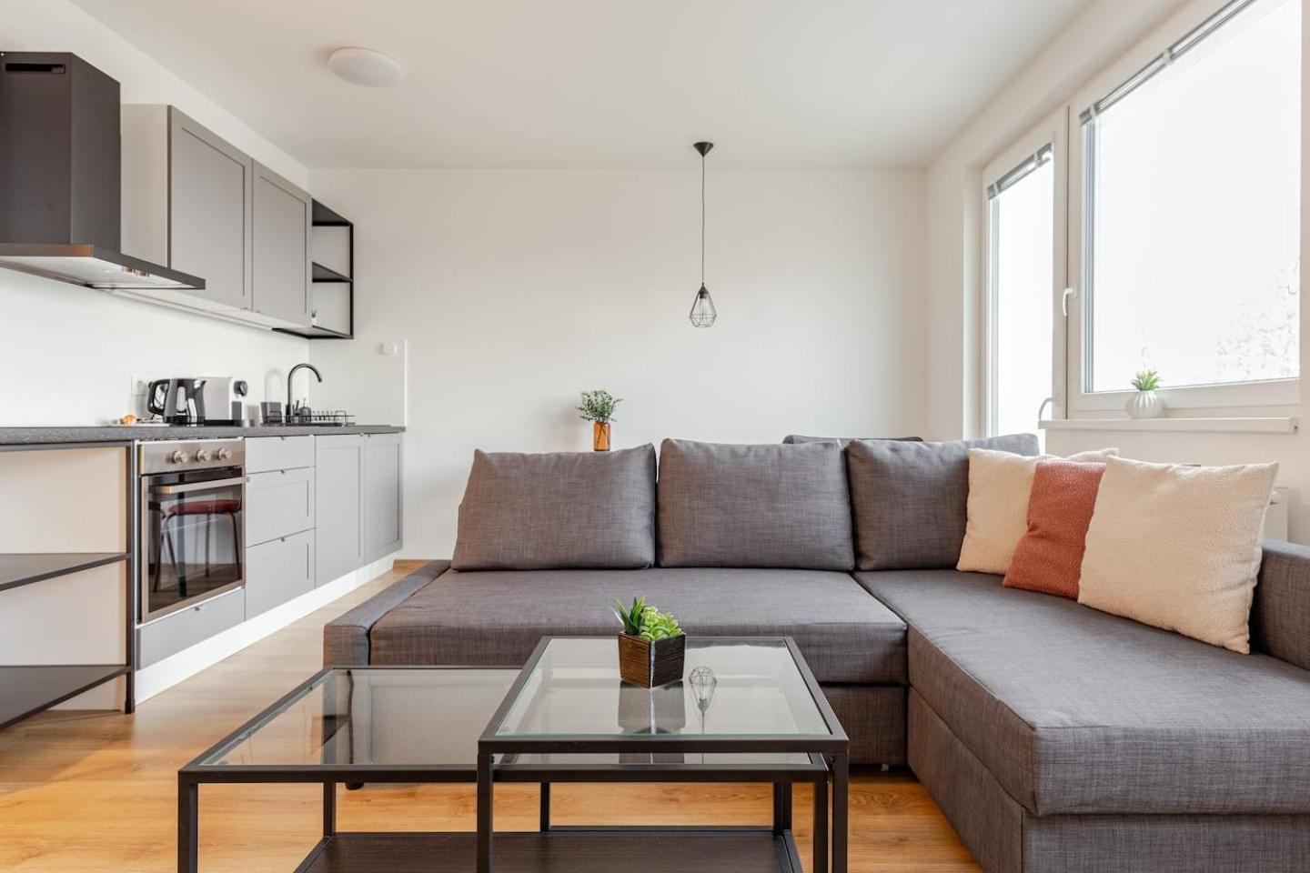 Nook I Airport Apartment