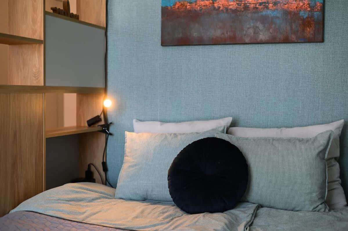 Center - Comfy & Modern Pressburg
