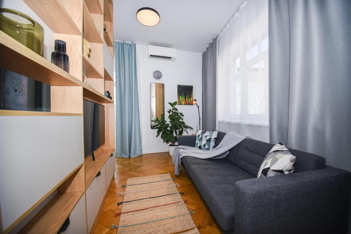 Center - Comfy & Modern Pressburg