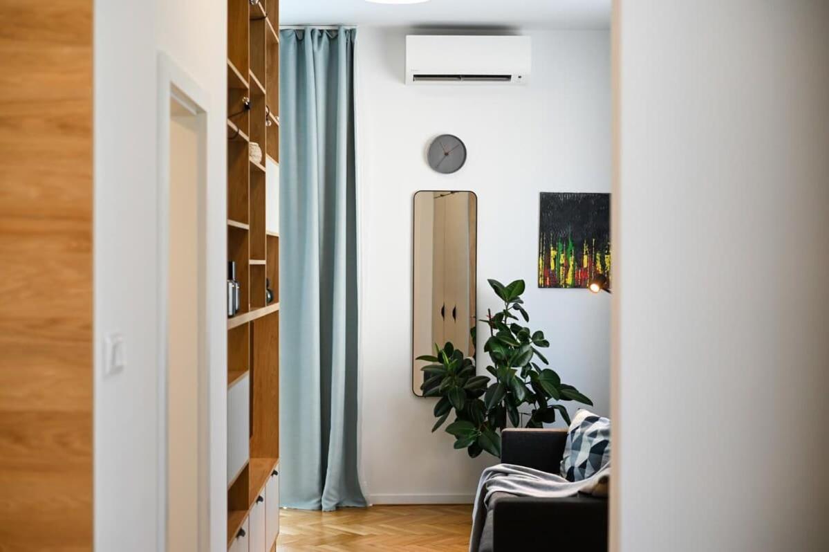 Center - Comfy & Modern Pressburg