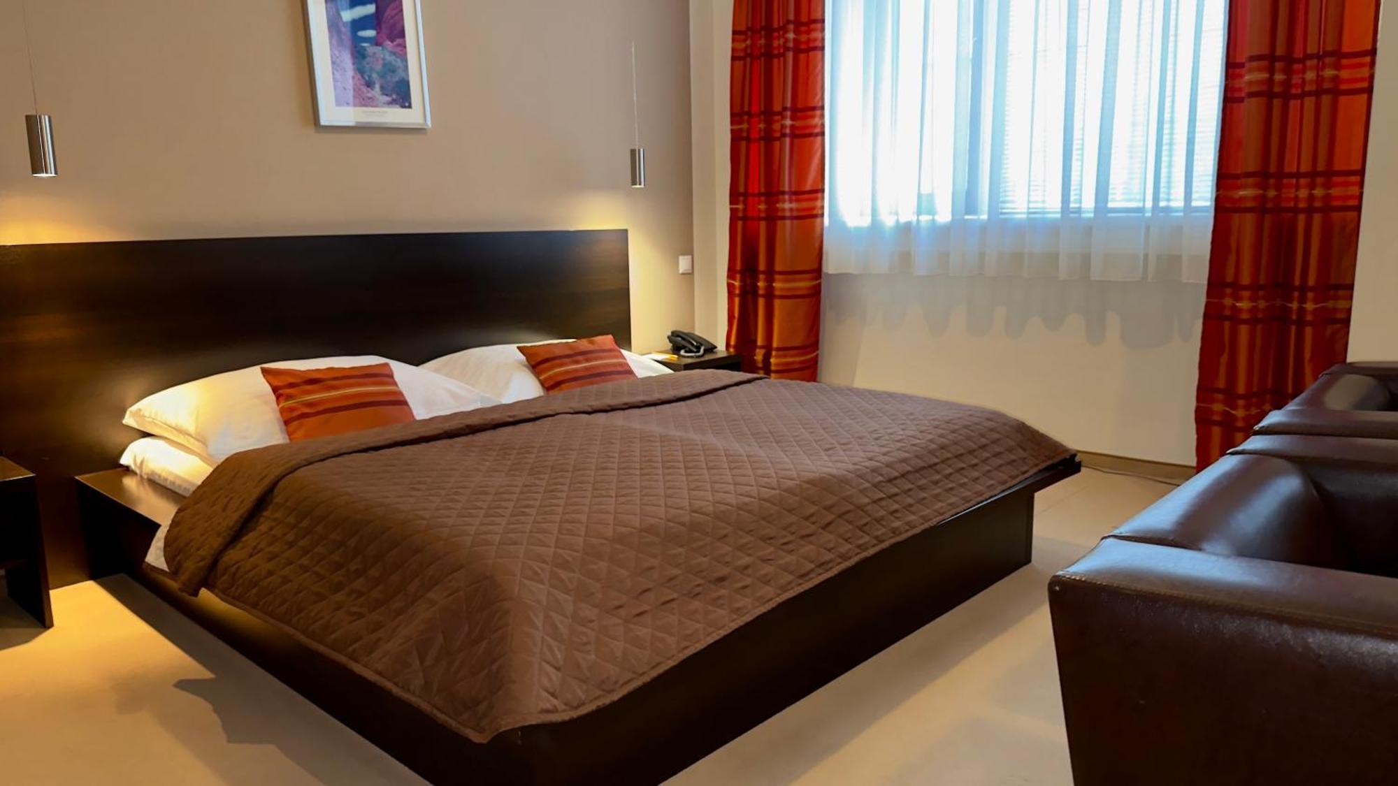 Aston Hotel