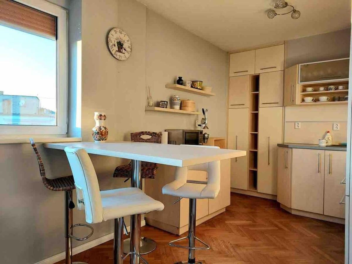 1-bedroom Floor In Heart Of Old Town Apartment *