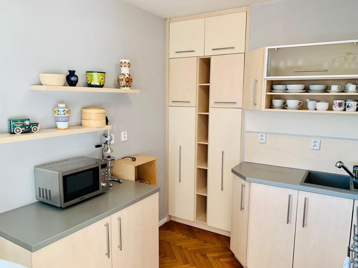 1-bedroom Floor In Heart Of Old Town Apartment *