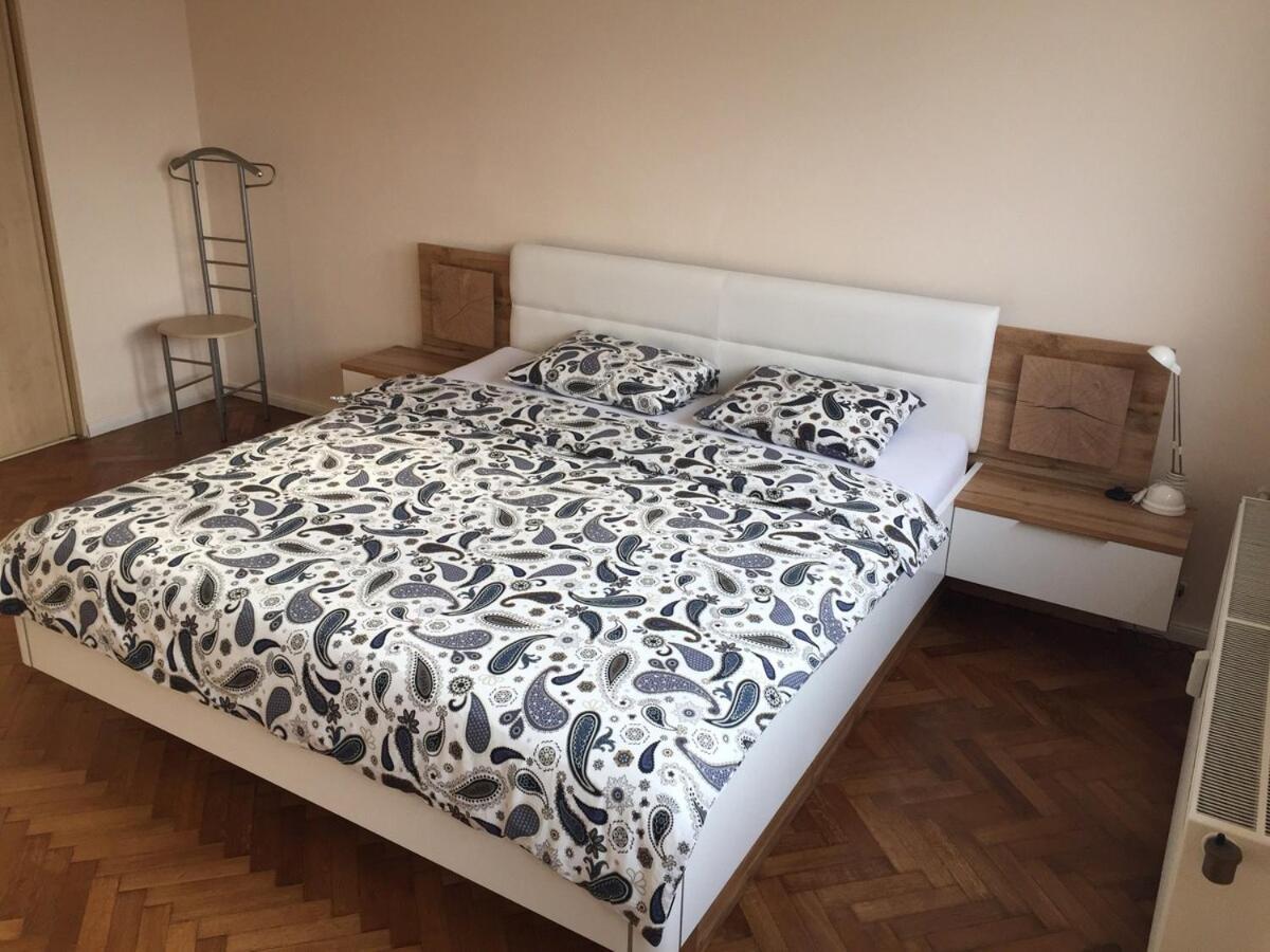 1-bedroom Floor In Heart Of Old Town Apartment *