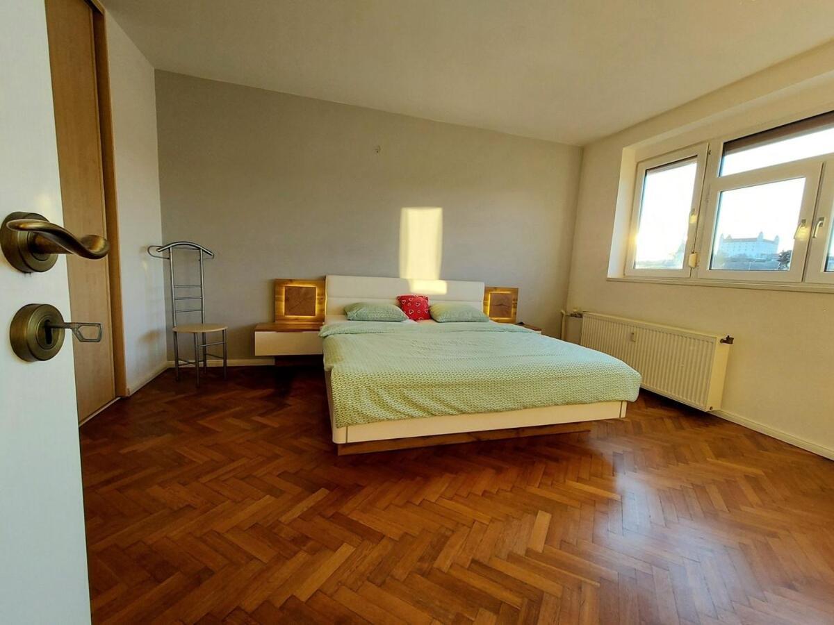 1-bedroom Floor In Heart Of Old Town *