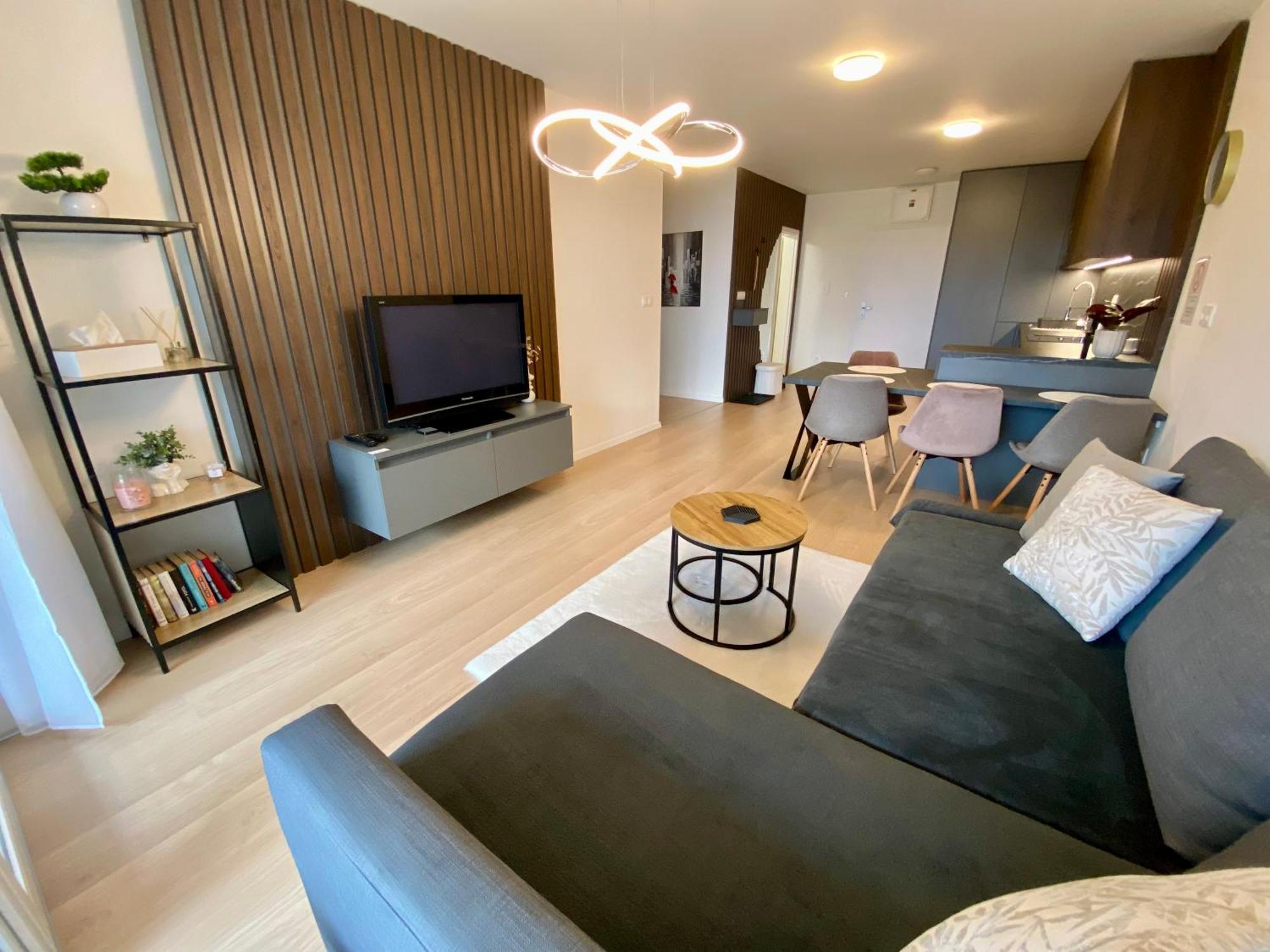 New With Free Garage Parking Near The Airport Apartmán