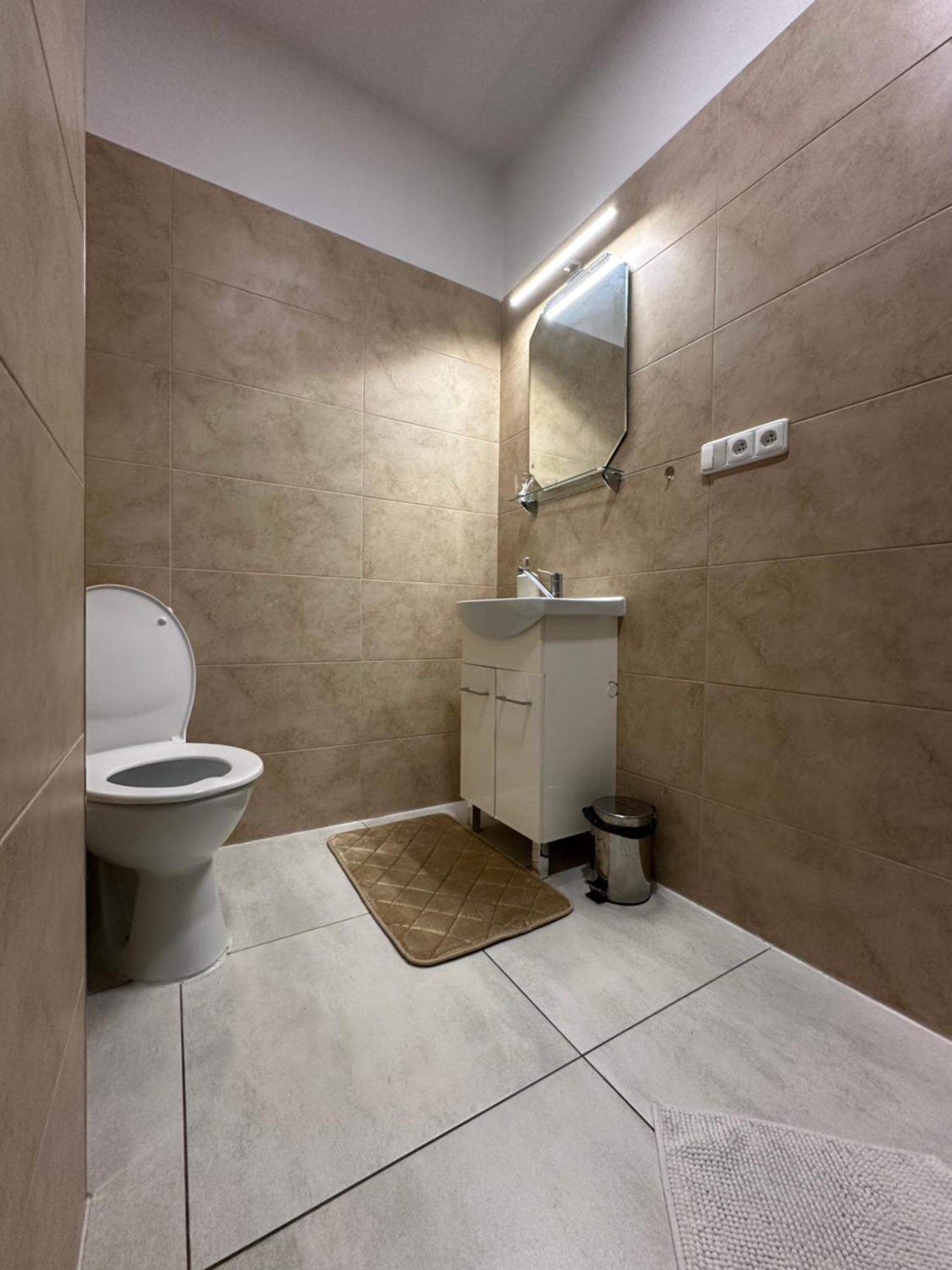 Modern & Cozy Near Hockey & Football Arena *