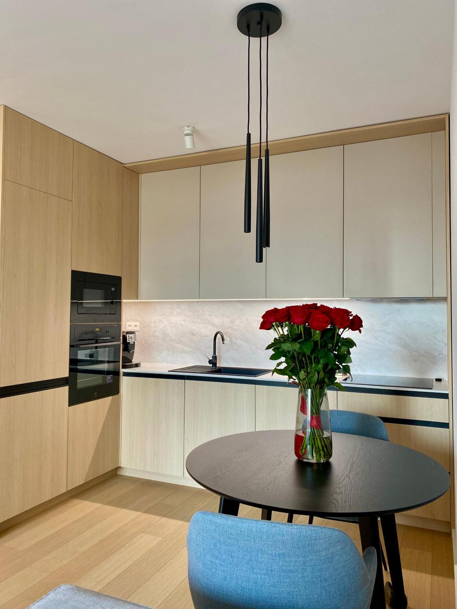 Cloud 9 Pri Myte Elegance - Brand New With Free Parking Apartment *