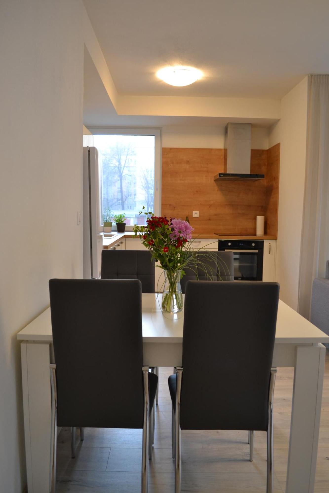 Elegant Escape I - Centre