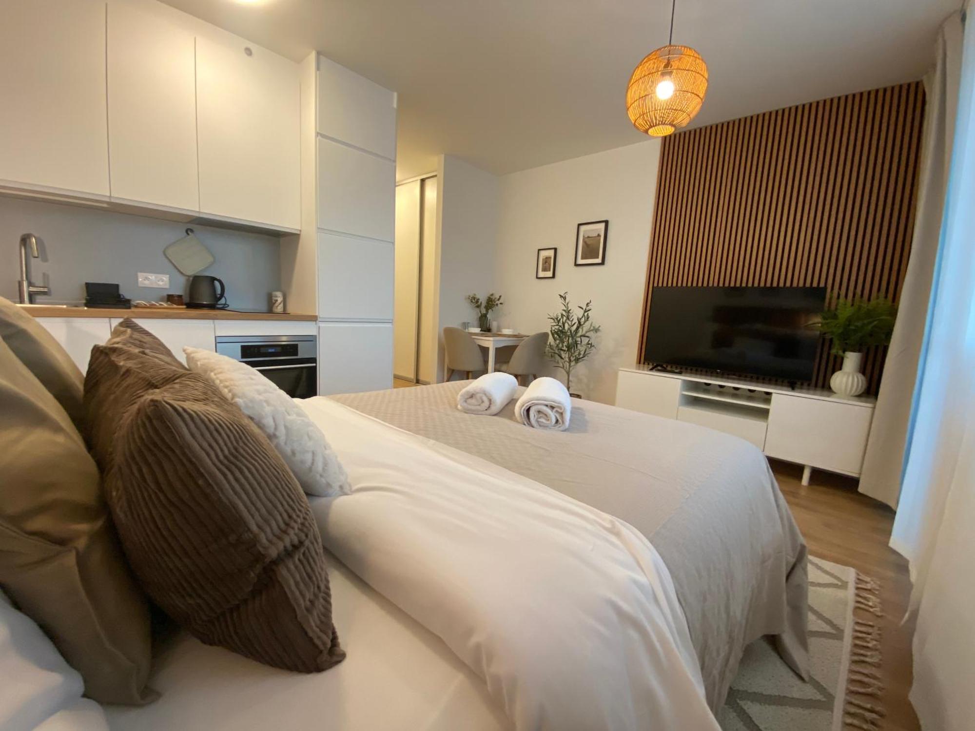 Nook I Airport Apartment *