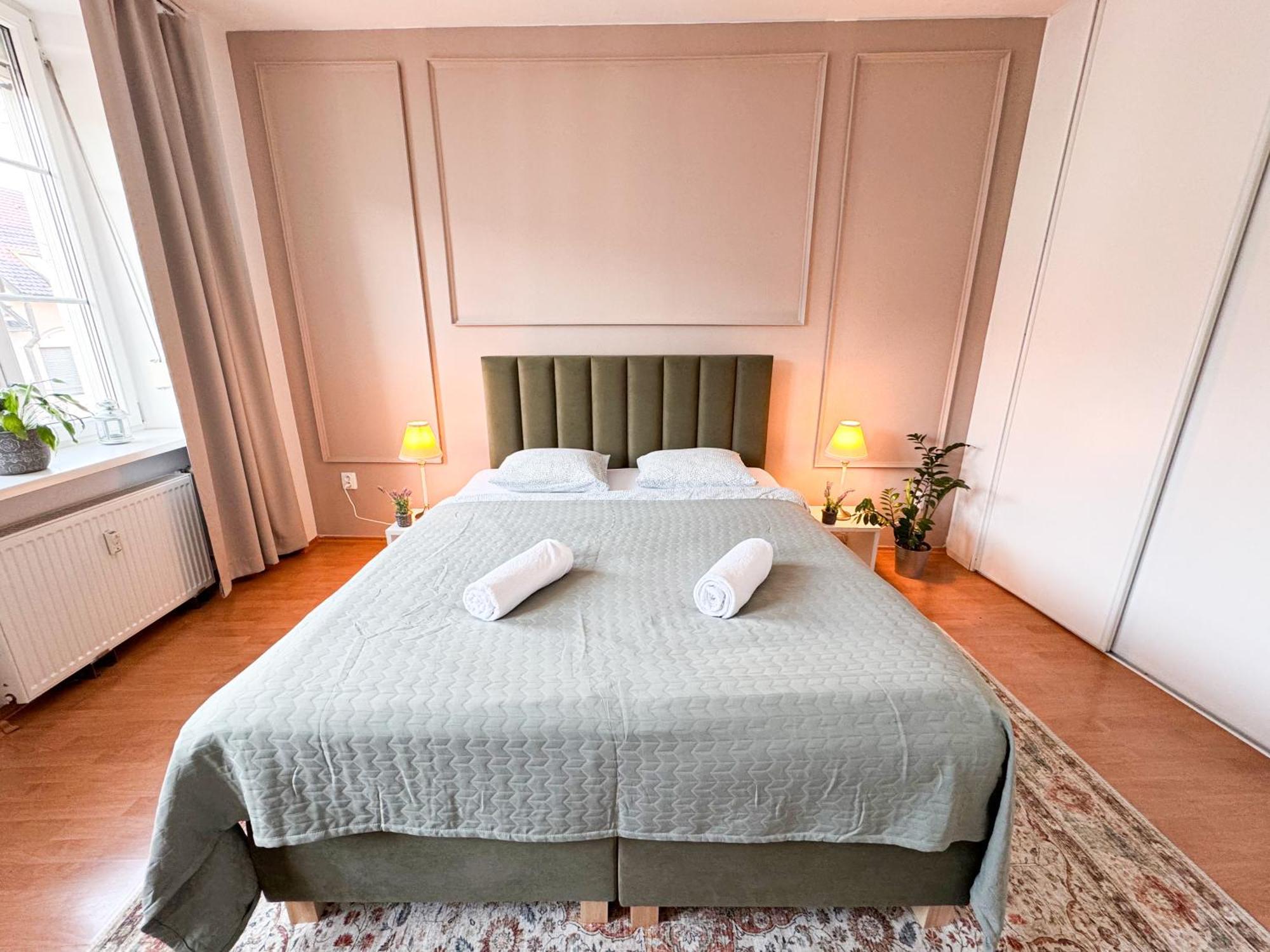 Gorgeous Center In With Free Parking Apartment *