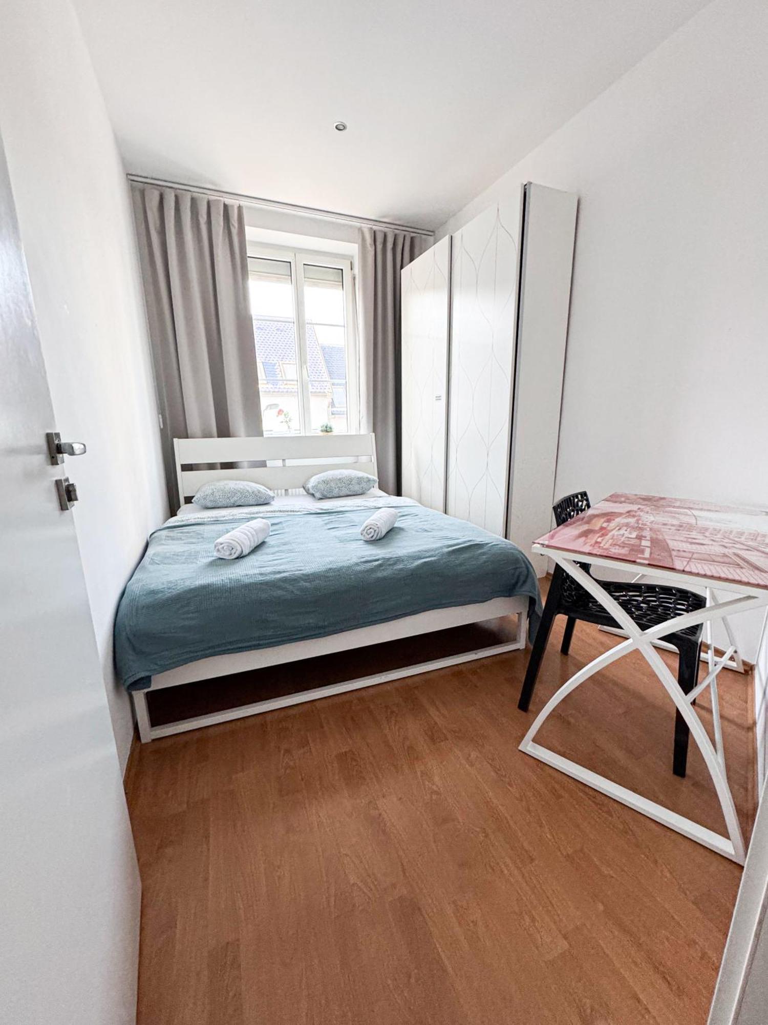 Gorgeous Center In With Free Parking Apartment