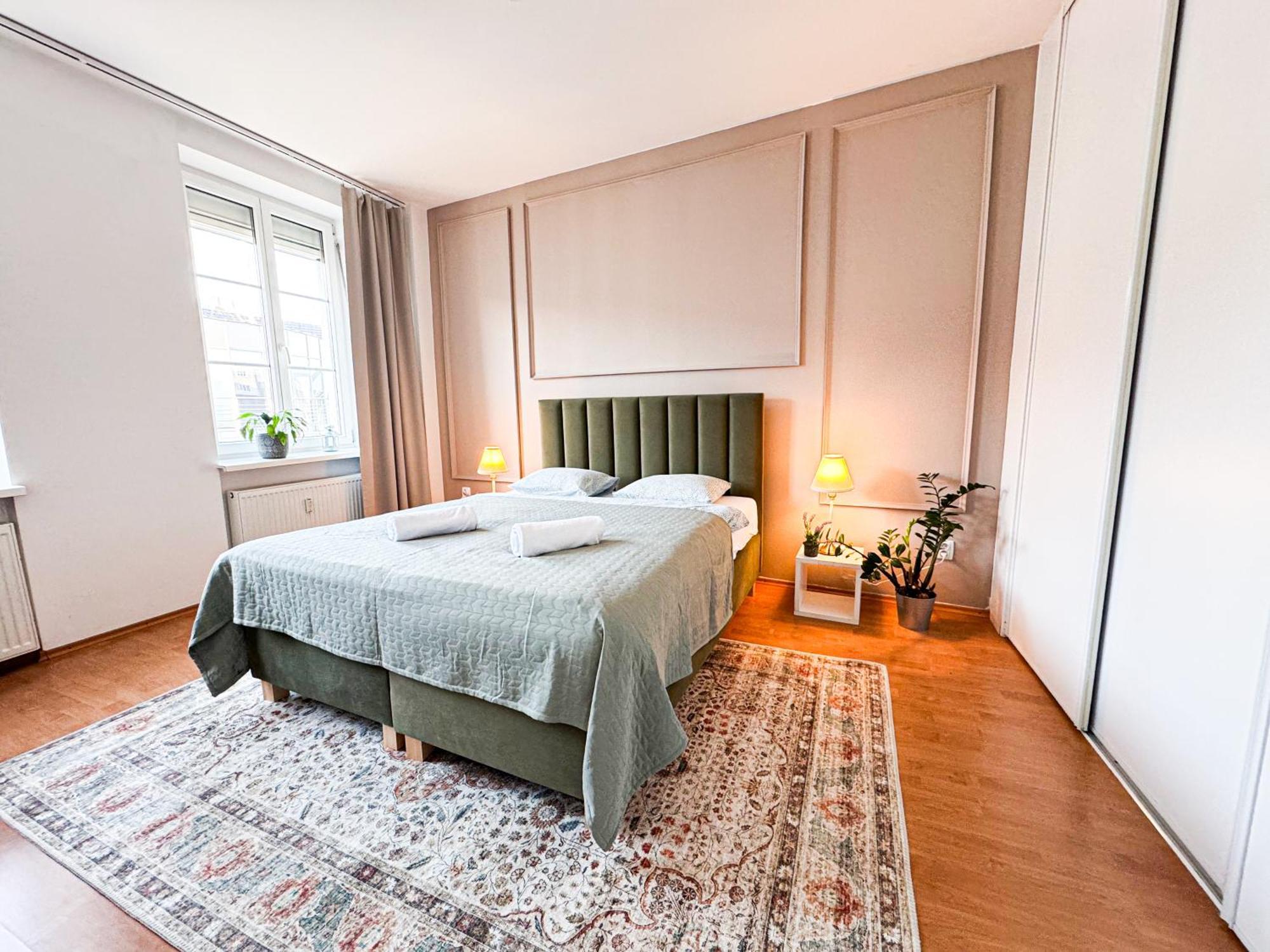 Apartment Gorgeous Center In With Free Parking