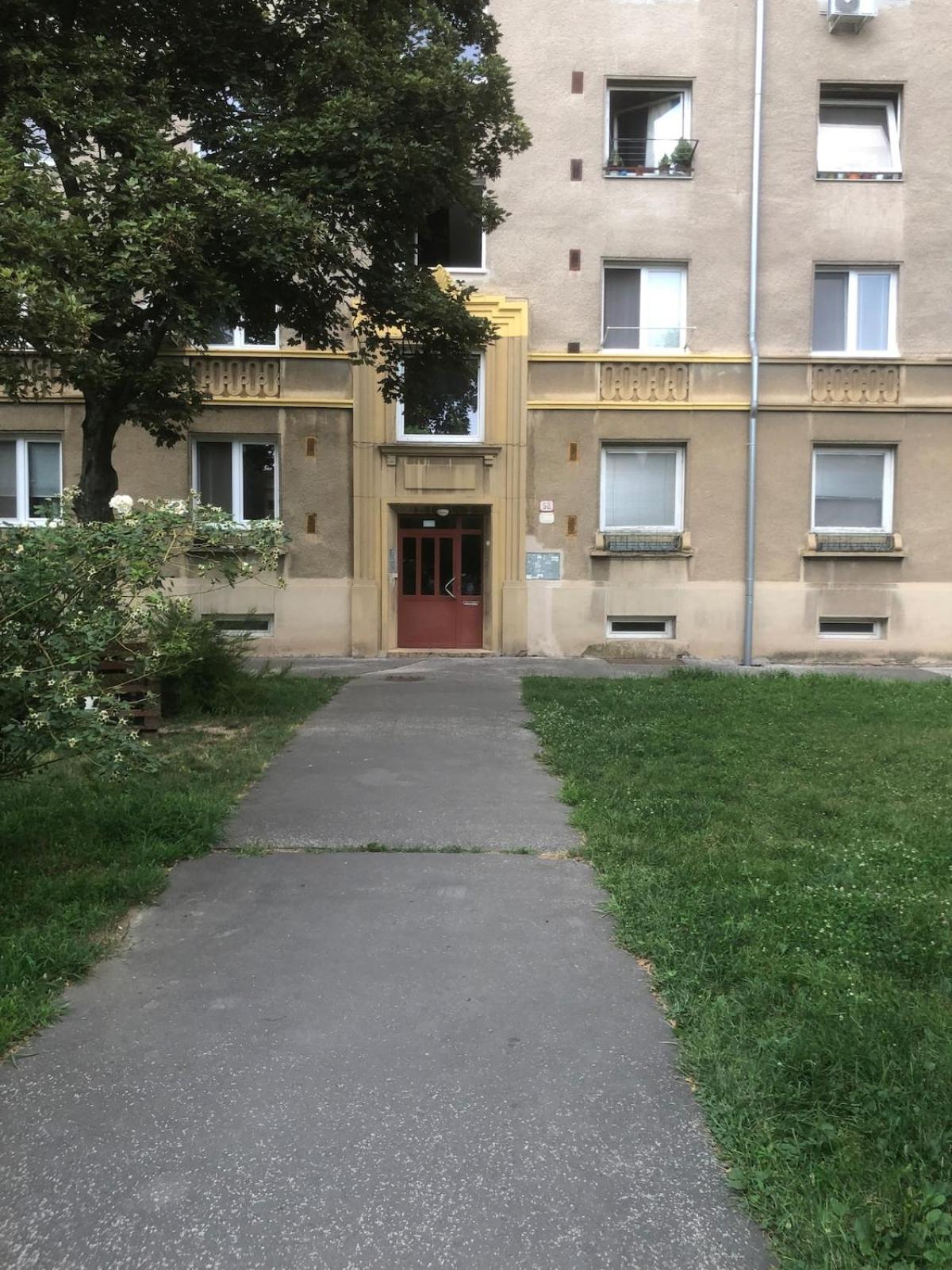 Spacious With A Fireplace In The *