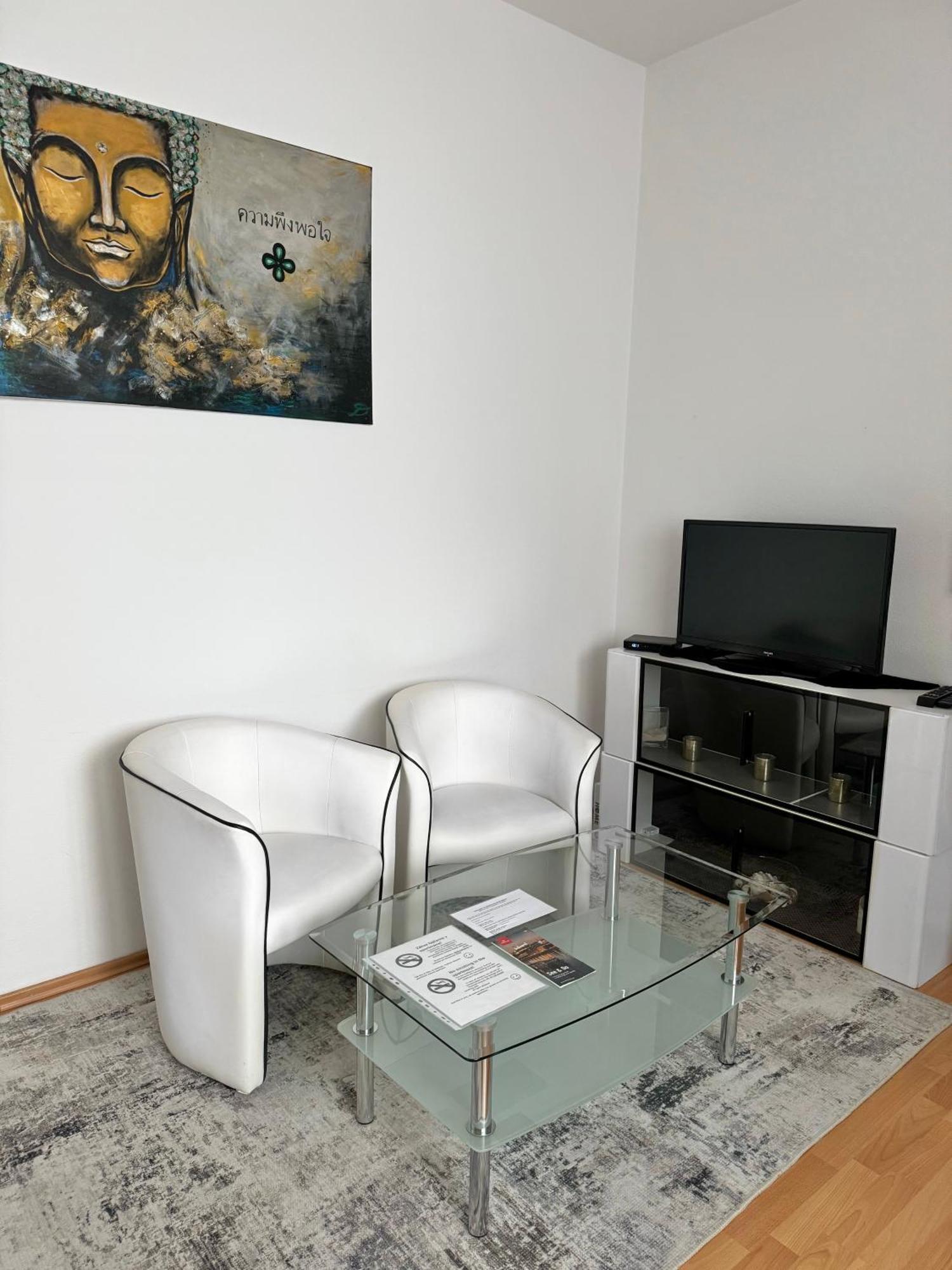 Cozy Near Hockey & Football Arena Apartment
