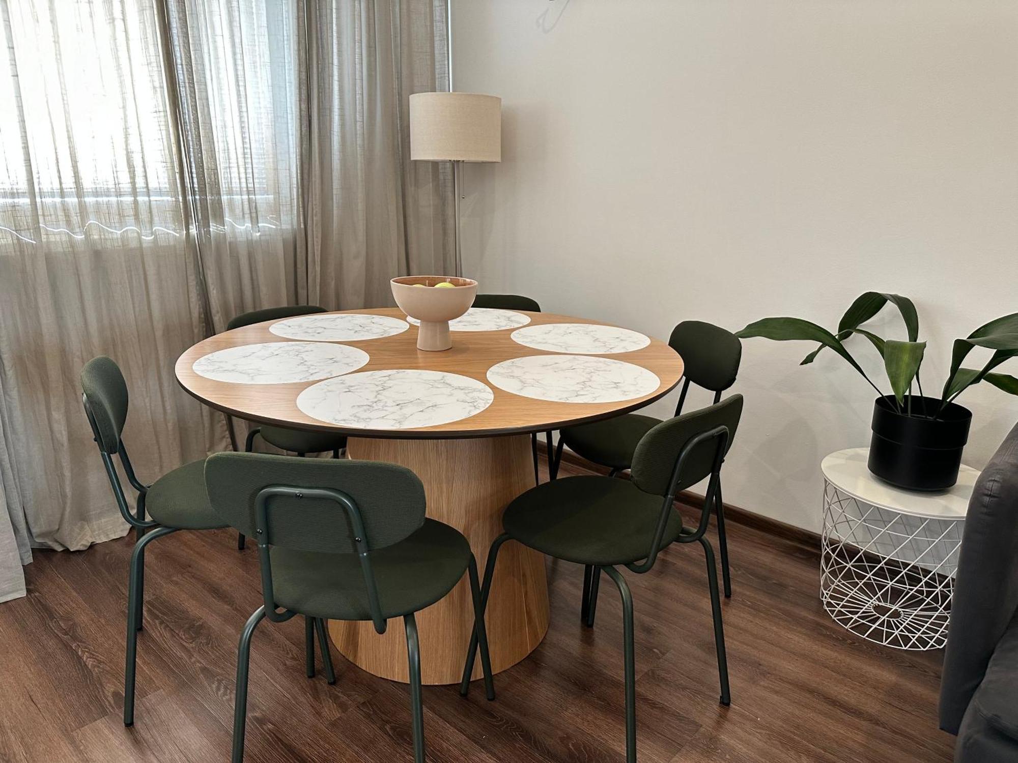 Spacious 3-bedroom Modern - Newly Furnished Apartment *