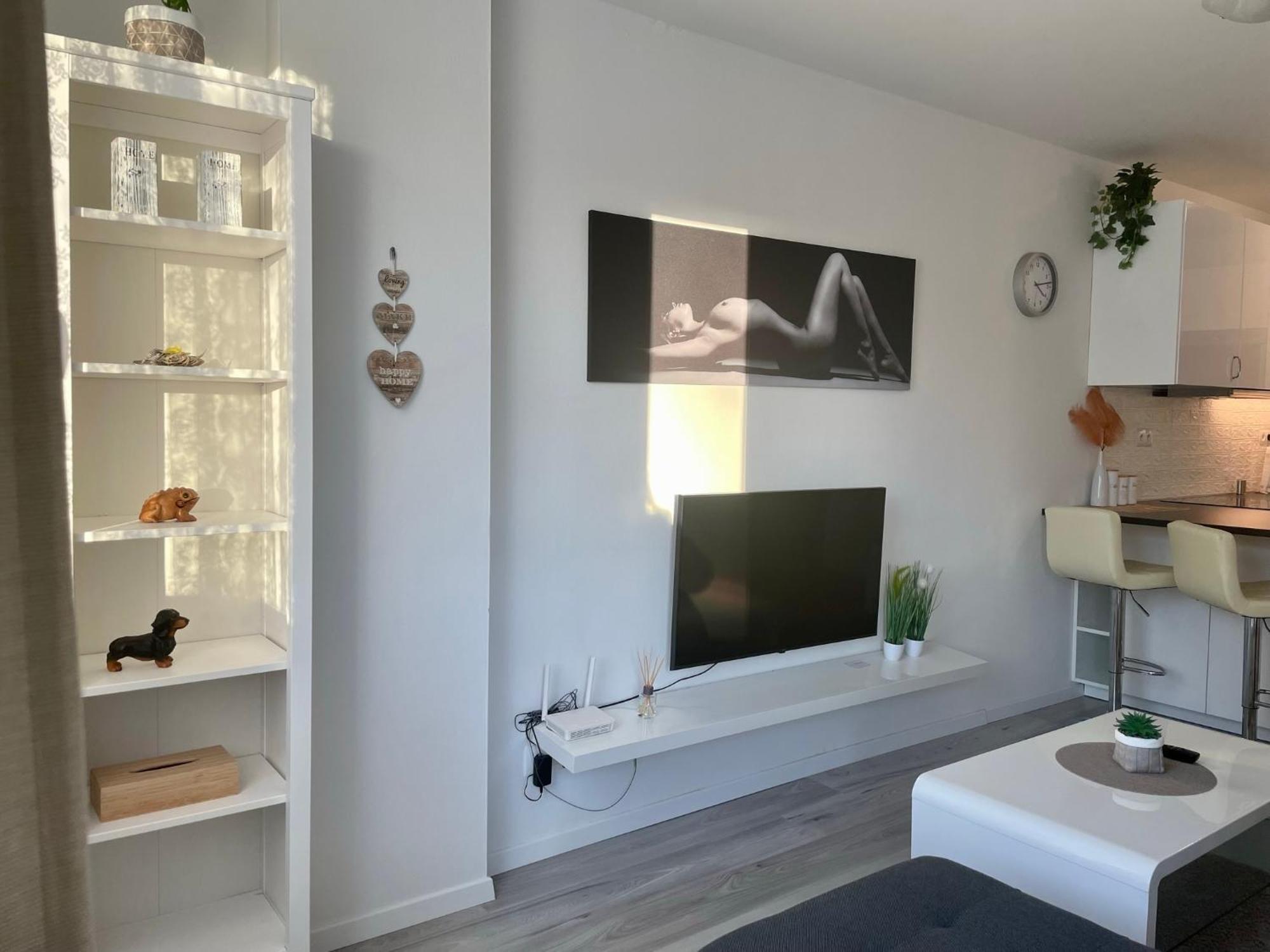 Apartment Great Location, Private Parking, New *