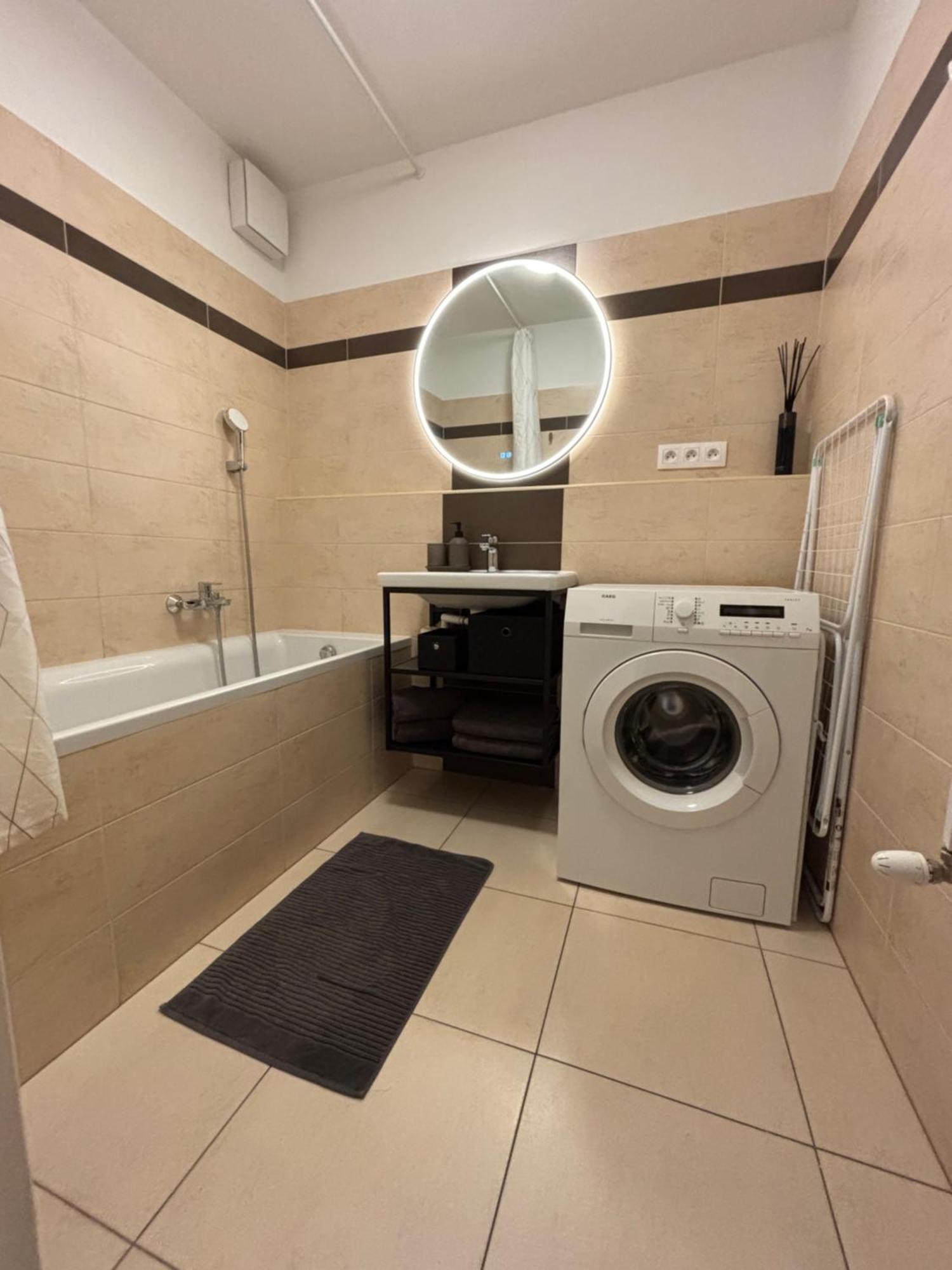 Apartment Self Check In With Parking Included *