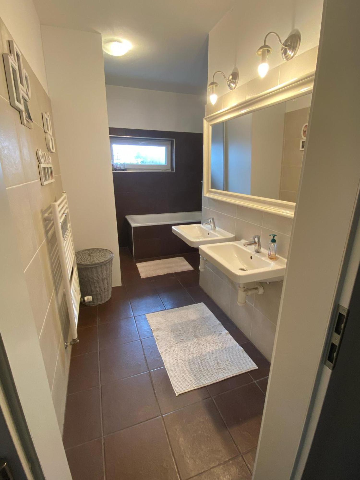 Bagra Apartment, 1-4 Guests, Free Parking & Wifi, 10 Min From Downtown *