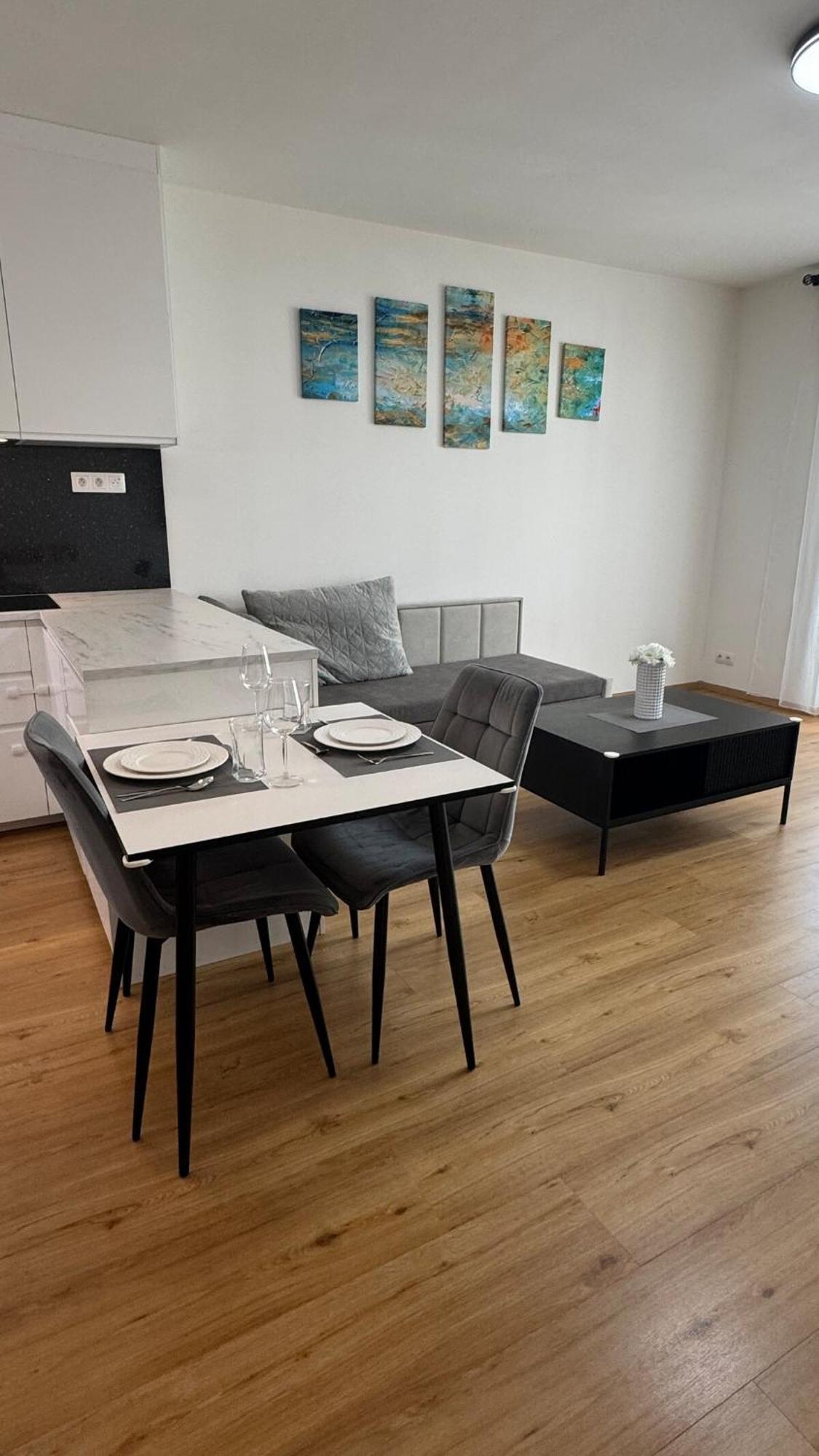 Prestige - Next To Ice Arena, Private Parking Apartment *