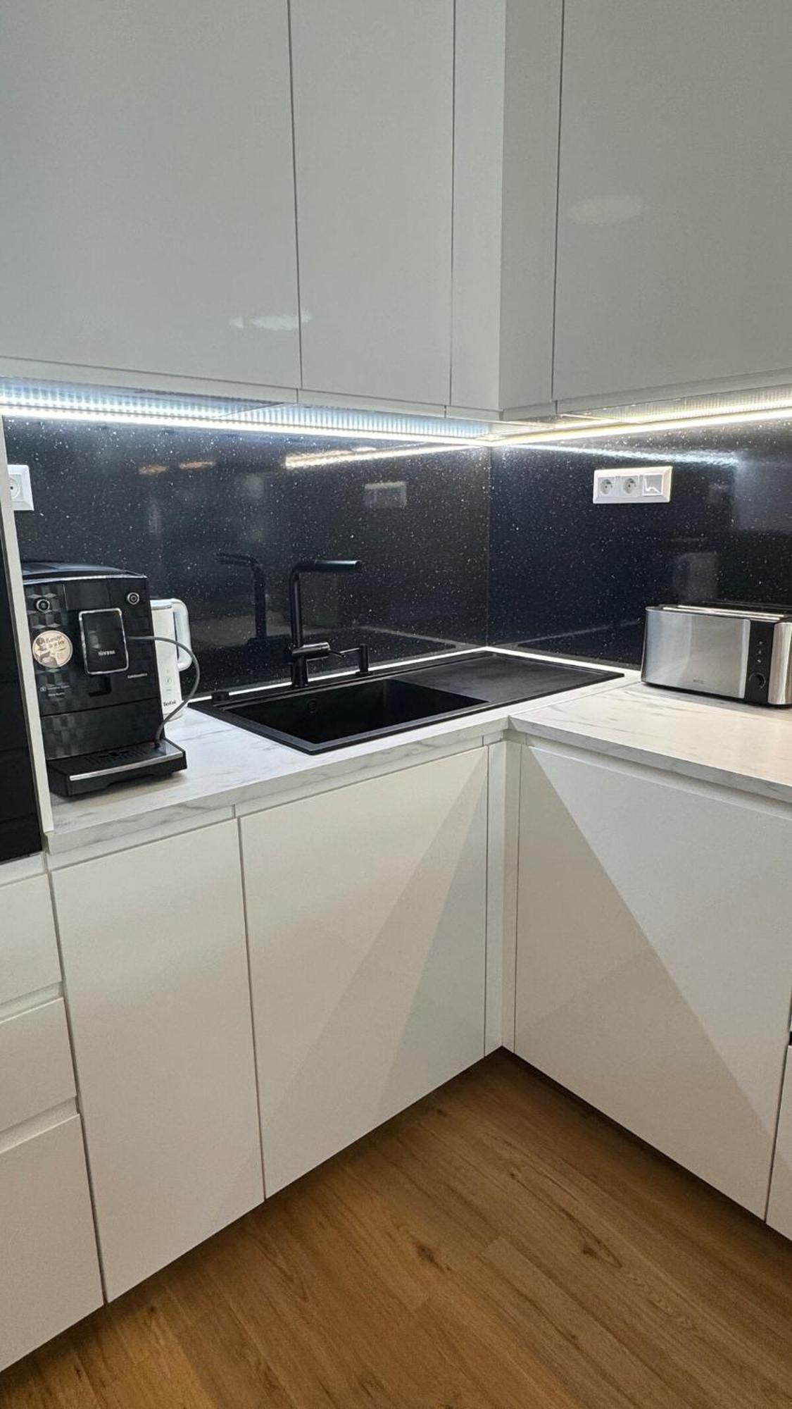Prestige - Next To Ice Arena, Private Parking Apartment *