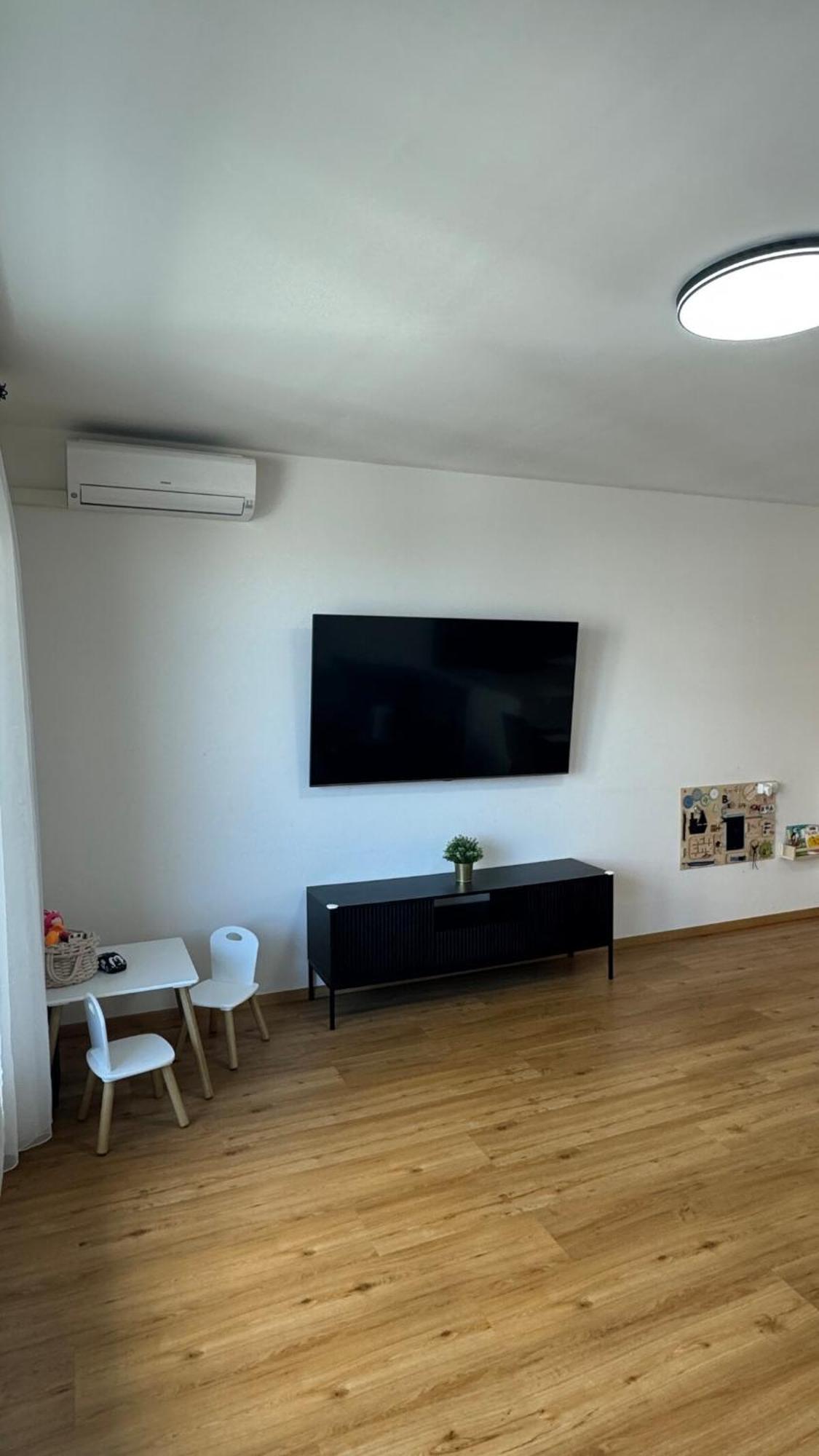 Apartment Prestige - Next To Ice Arena, Private Parking *
