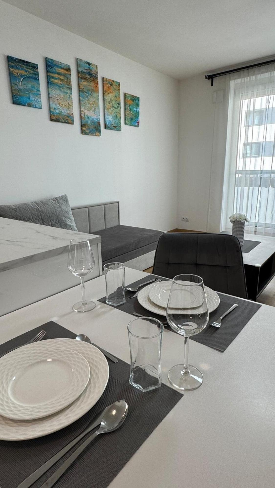 Prestige - Next To Ice Arena, Private Parking Apartment *