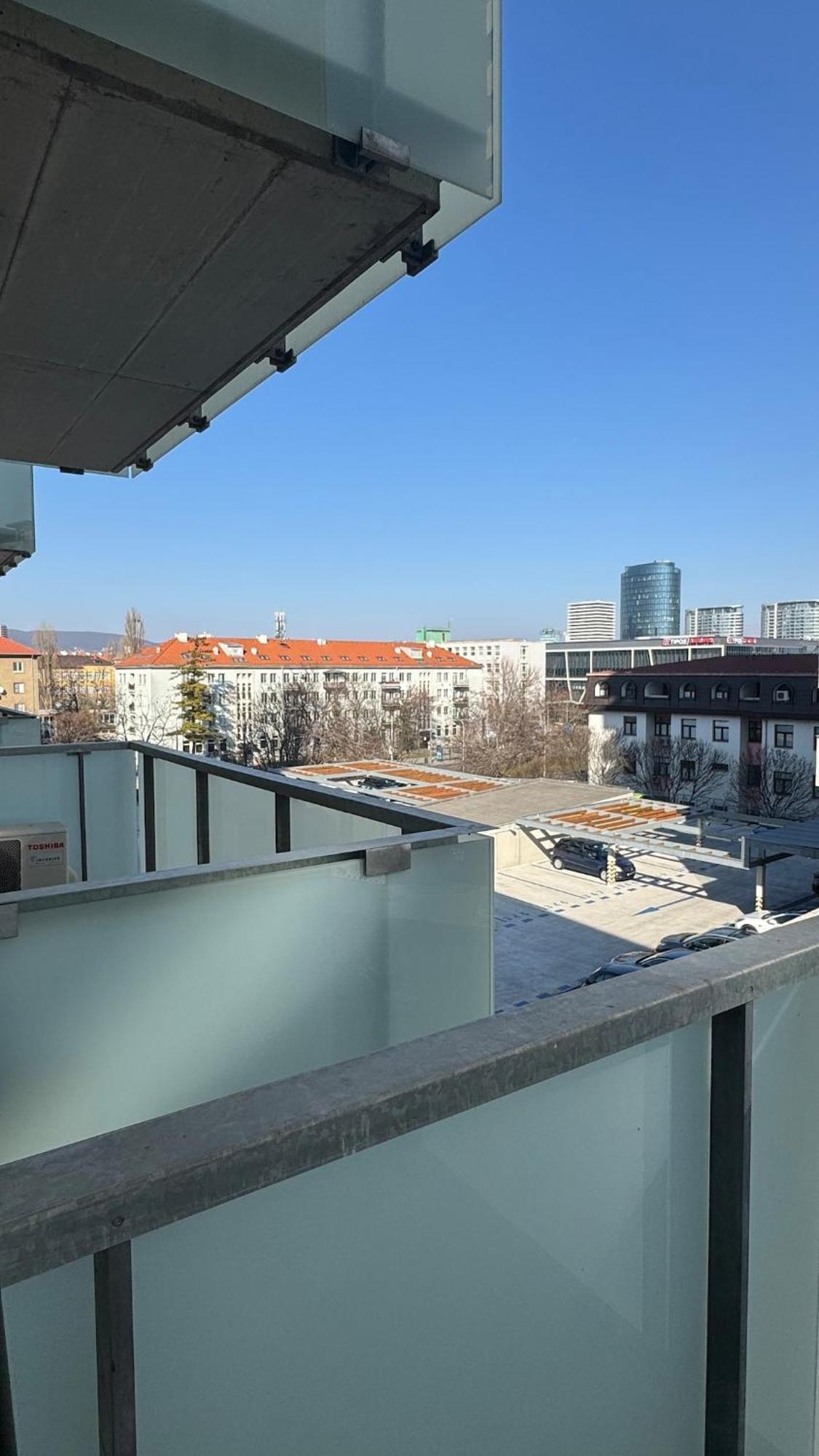 Prestige - Next To Ice Arena, Private Parking Apartment Bratislava