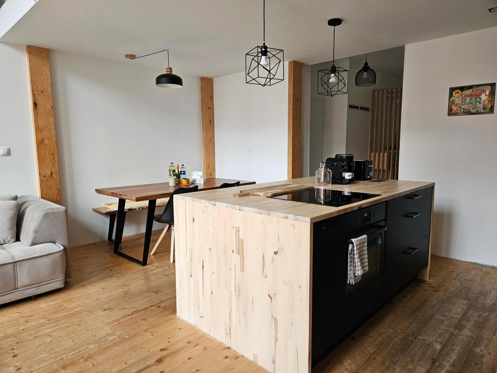 Spacious Modern Loft, 2 Bedrooms, 95m2, Free Parking Bratislava