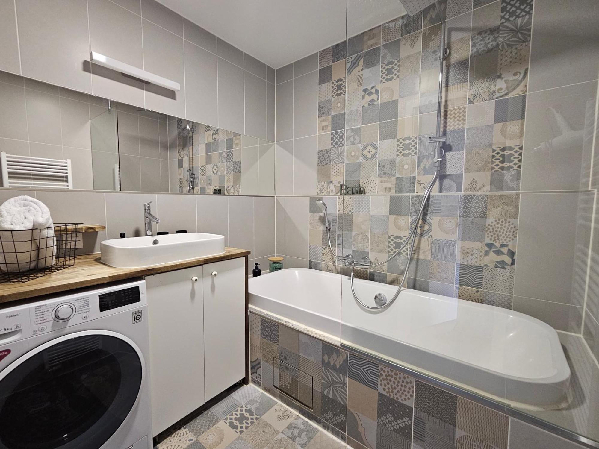 Spacious Modern Loft, 2 Bedrooms, 95m2, Free Parking *