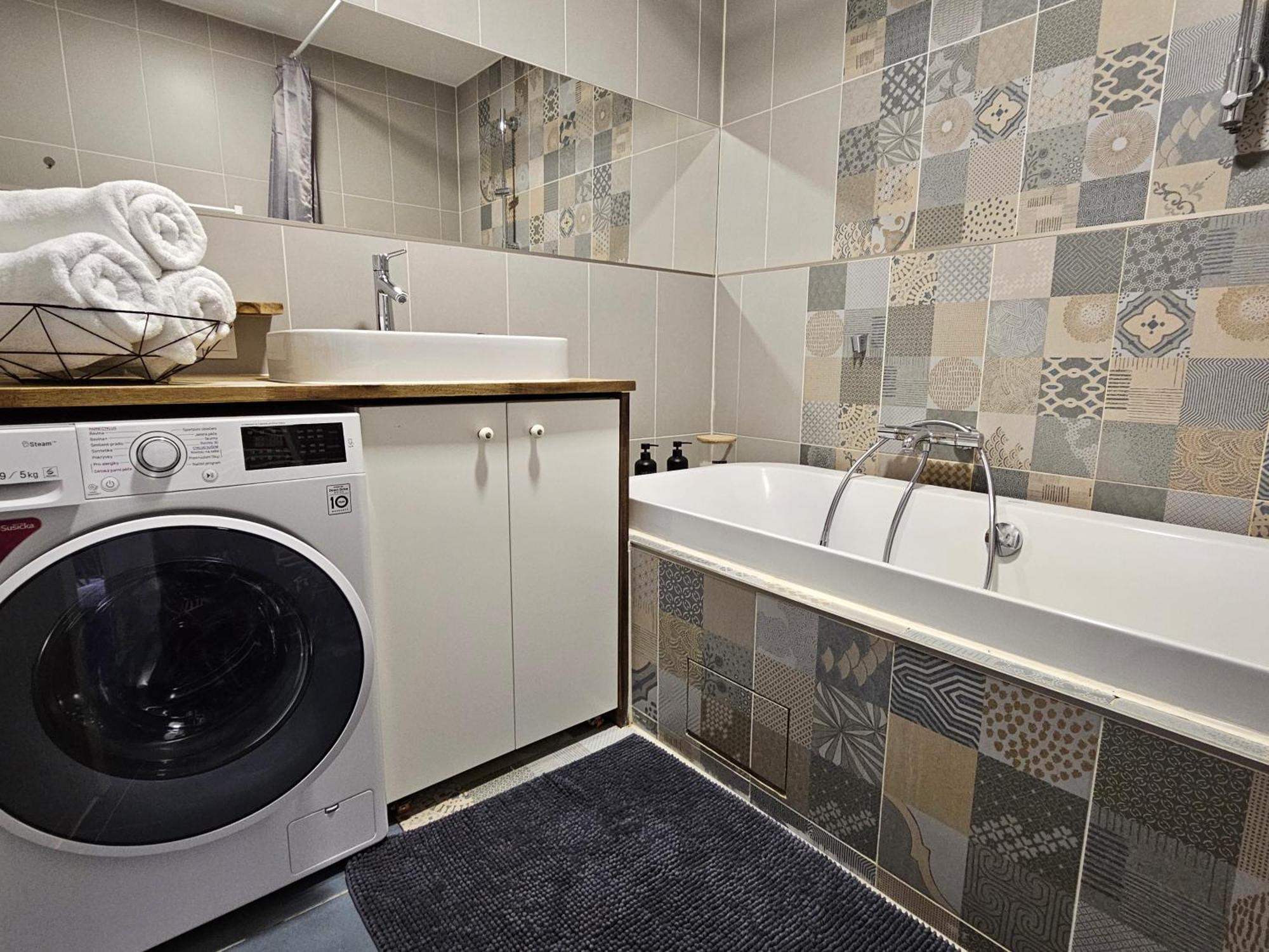 Apartment Spacious Modern Loft, 2 Bedrooms, 95m2, Free Parking