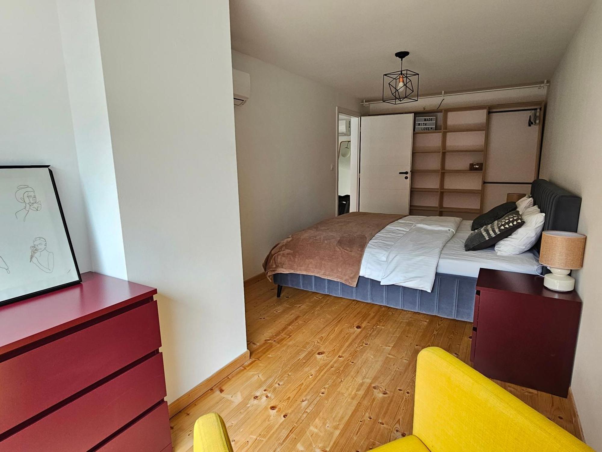 Spacious Modern Loft, 2 Bedrooms, 95m2, Free Parking Apartment *