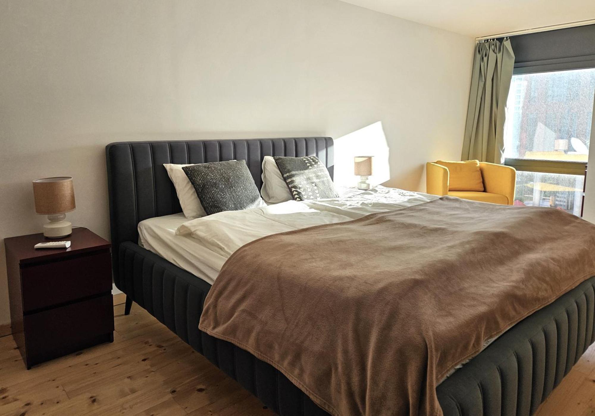 Spacious Modern Loft, 2 Bedrooms, 95m2, Free Parking Apartment