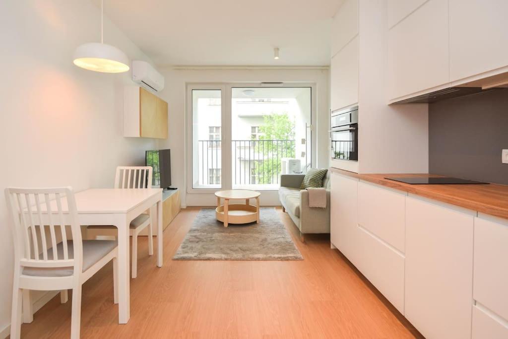 Luxury In Center Apartment